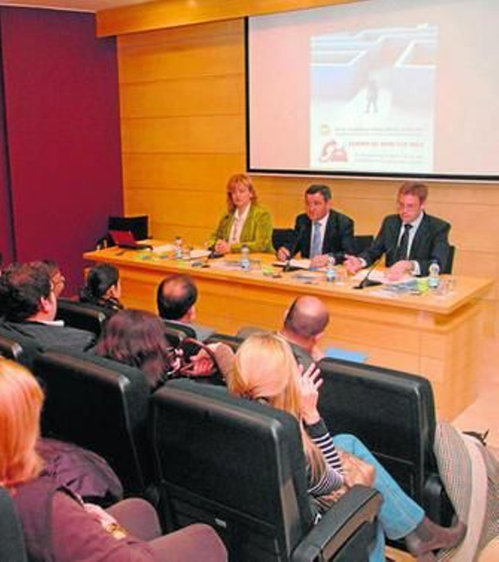 De Alba (de izq. a dcha.), Loaiza y Nieto, ayer en la presentación del teléfono de alerta contra la violencia de género.
