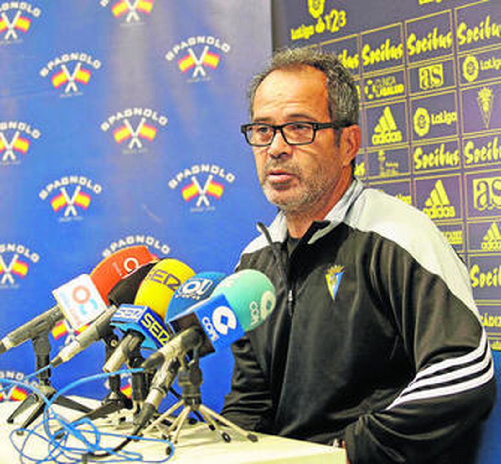 Cervera atiende a la prensa después de concluir el entrenamiento de ayer.