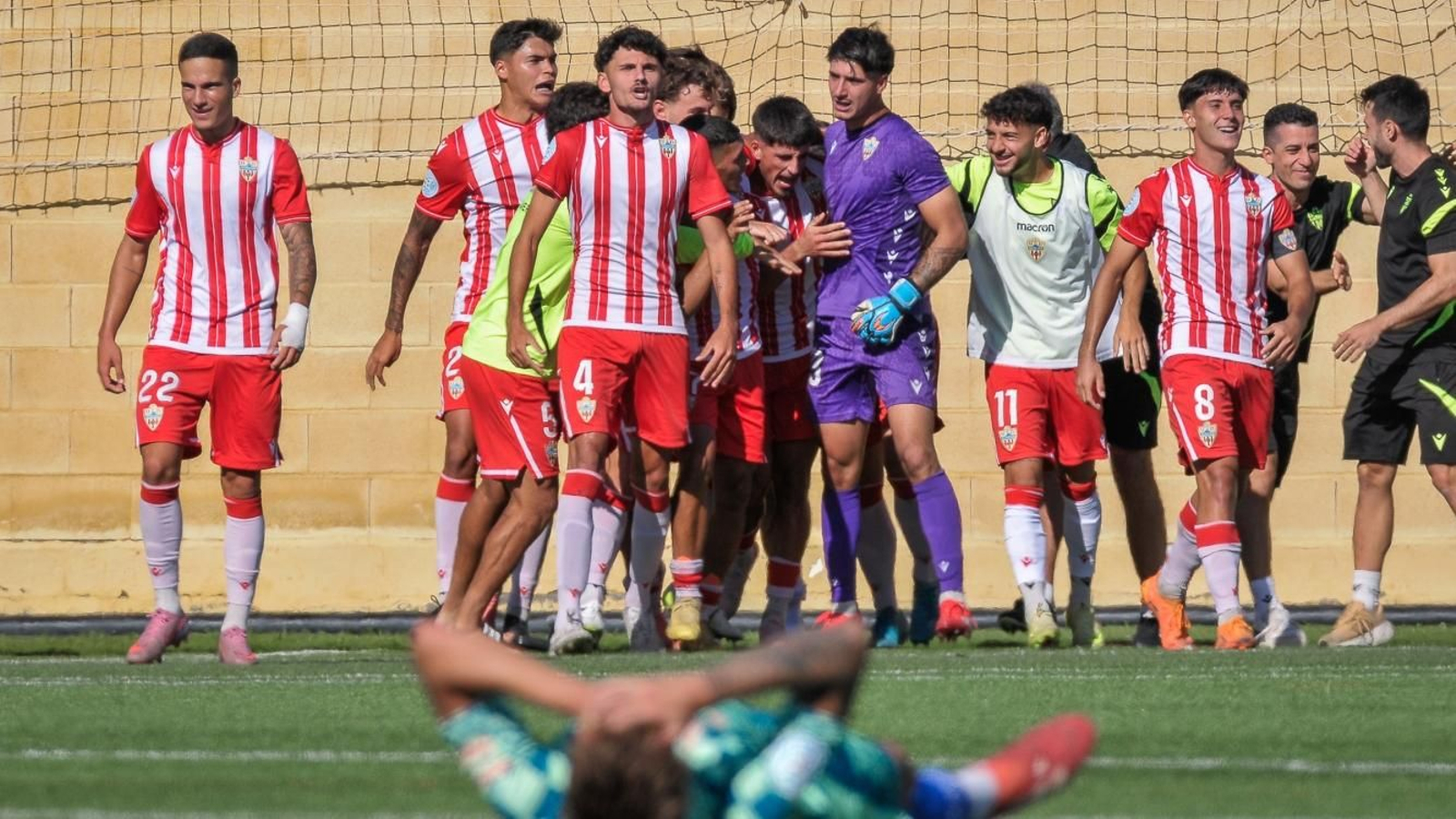 Los rojiblancos celebran el penalti parado por Jesús López en la última acción del encuentro.