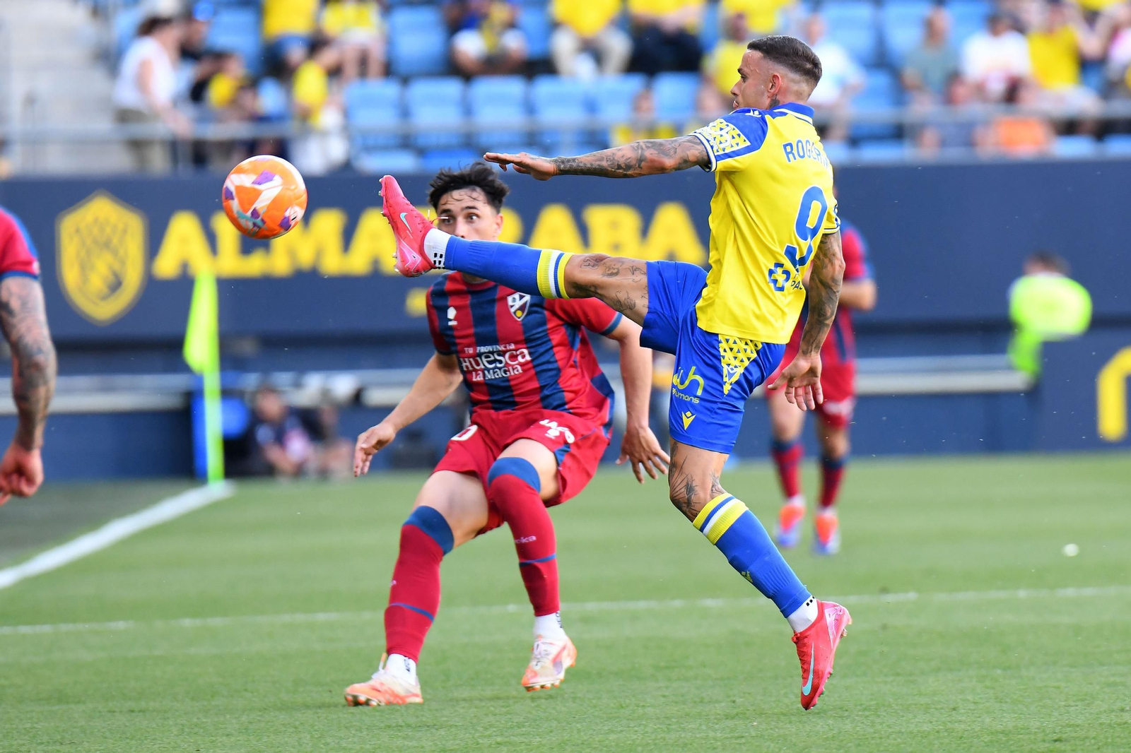 Un lance del Cádiz-Huesca de la pasada temporada.
