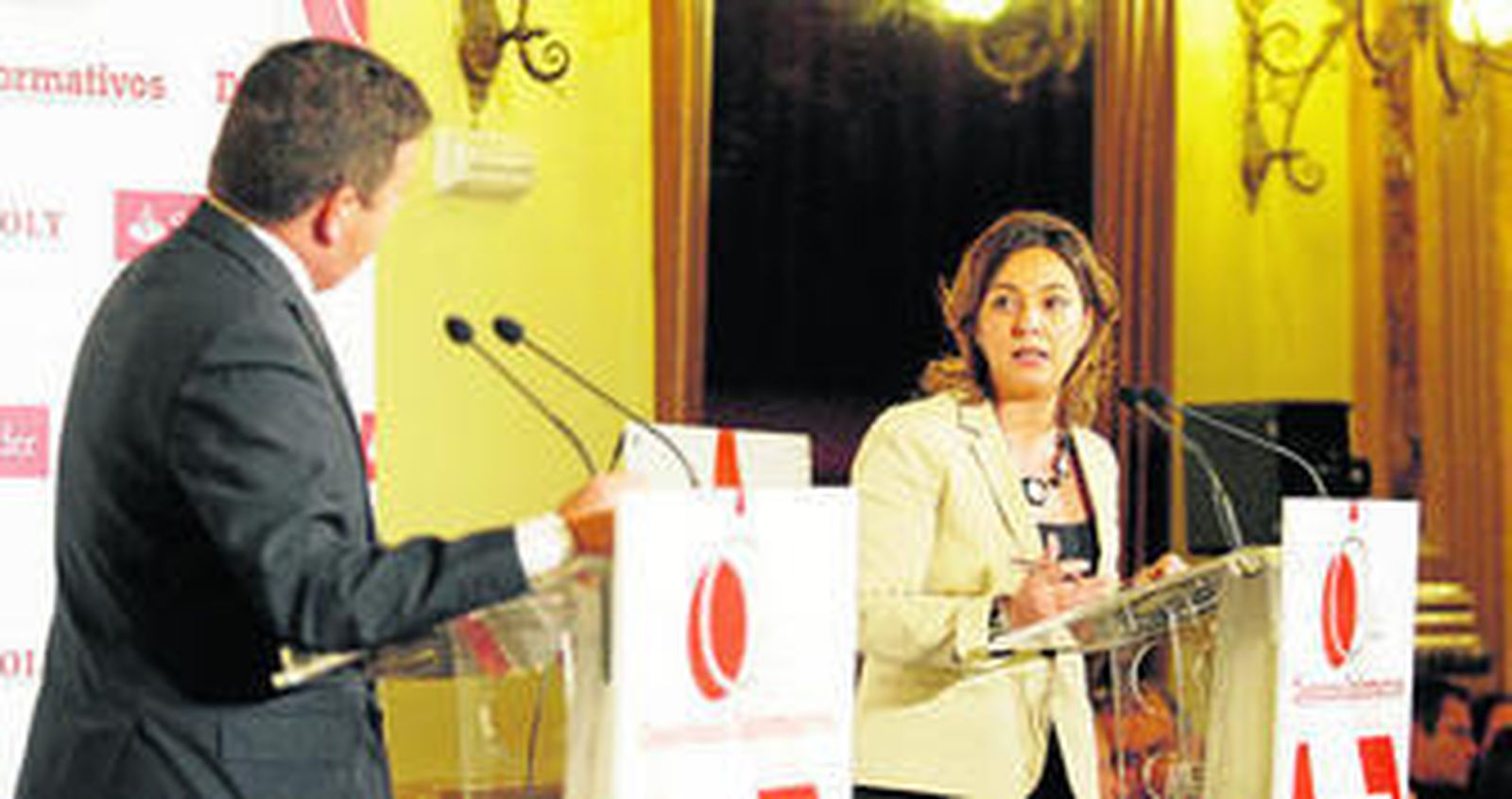 La alcaldesa de Córdoba, Isabel Ambrosio, responde a las preguntas del director de 'el Día', Luis Javier Pérez-Bustamante.