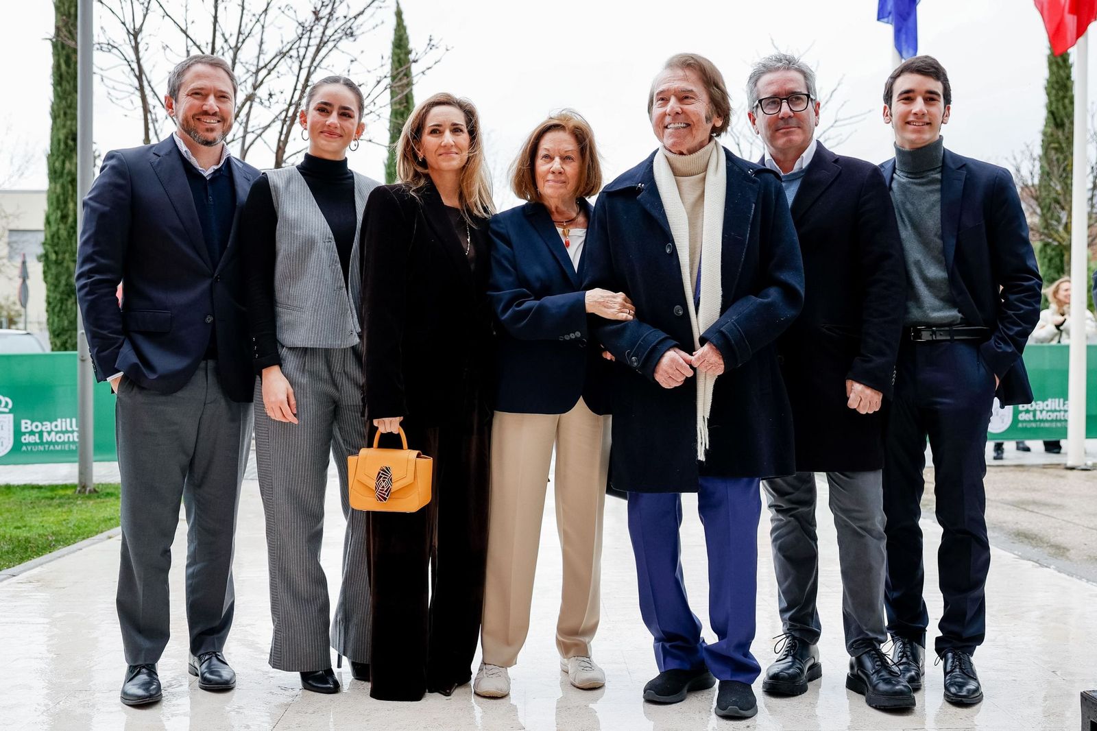 Raphael en la inauguración de su auditorio en Boadilla del Monte, del brazo de su mujer, Natalia Figueroa y sus hijos y nietos