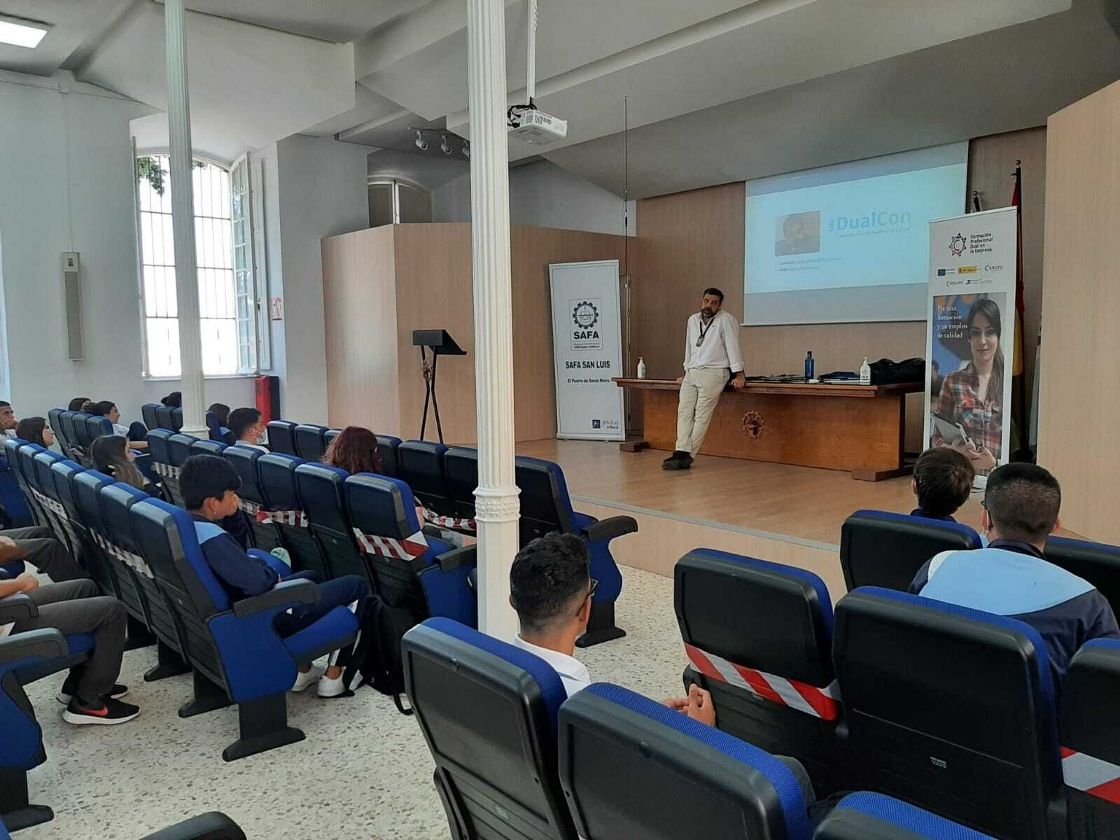 Una imagen del taller para dar a conocer la FP Dual entre alumnos de El Puerto.