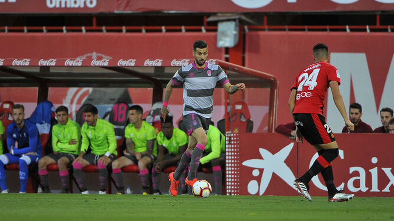 Vadillo conduce el balón en el Mallorca-Granada de hace tres temporadas