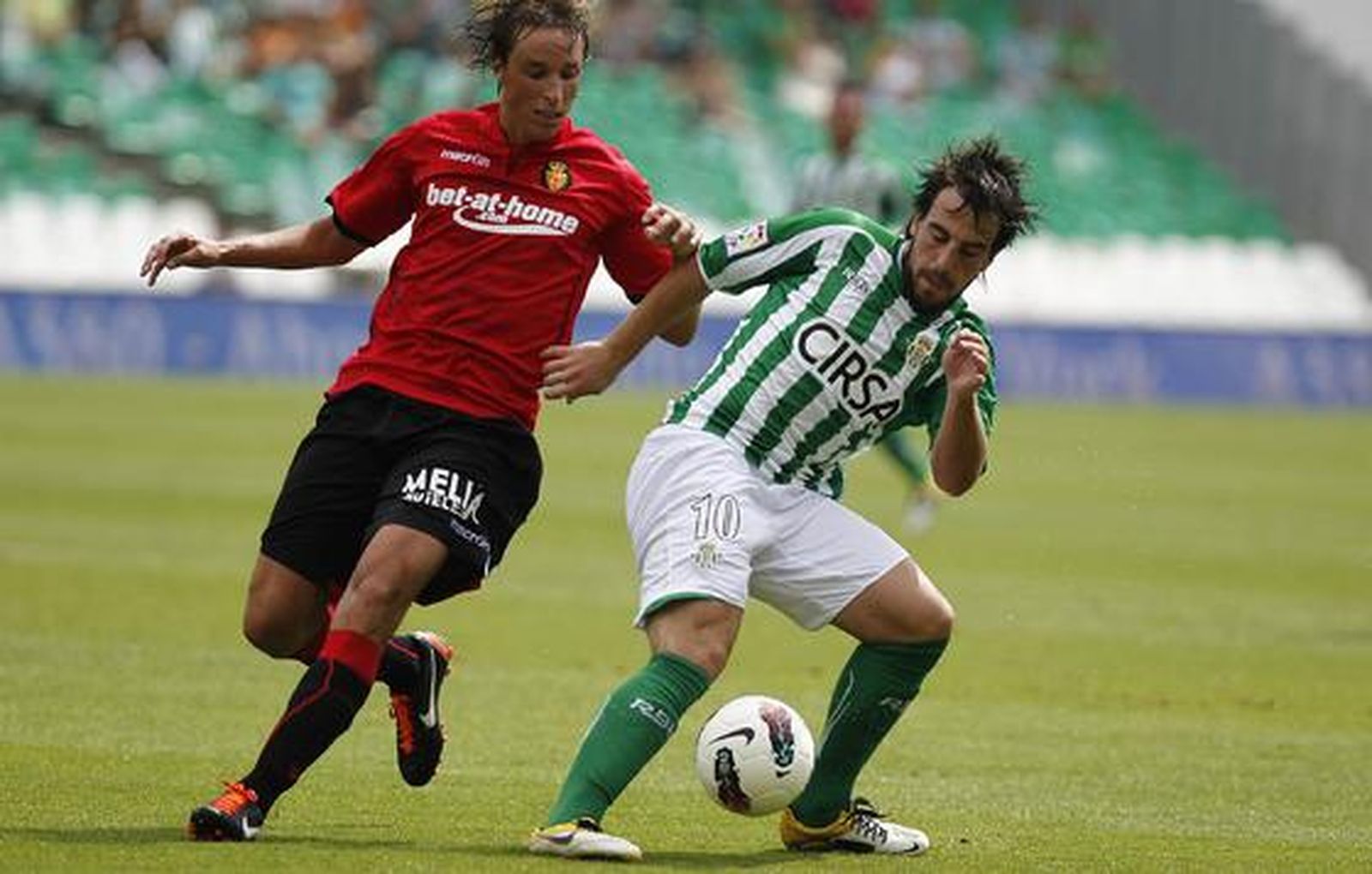 El Betis gana el segundo partido de su regreso a Primera gracias a un gol de Rubén Castro (1-0). / Antonio Pizarro