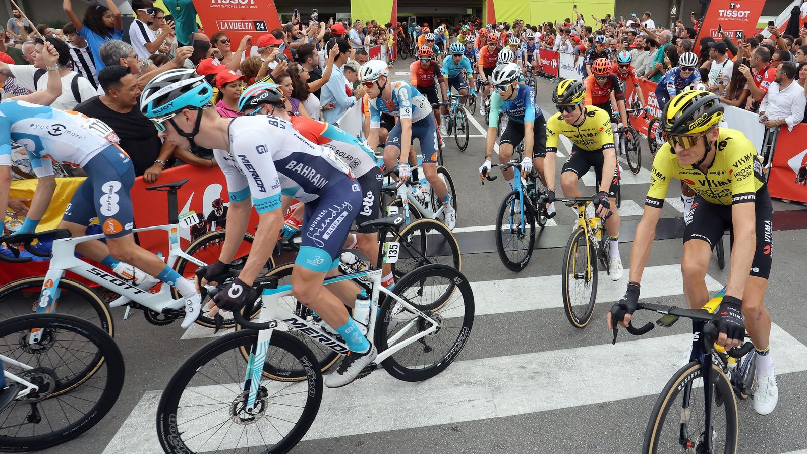 Así fue la salida de la Vuelta España desde Carrefour Sur en Jerez