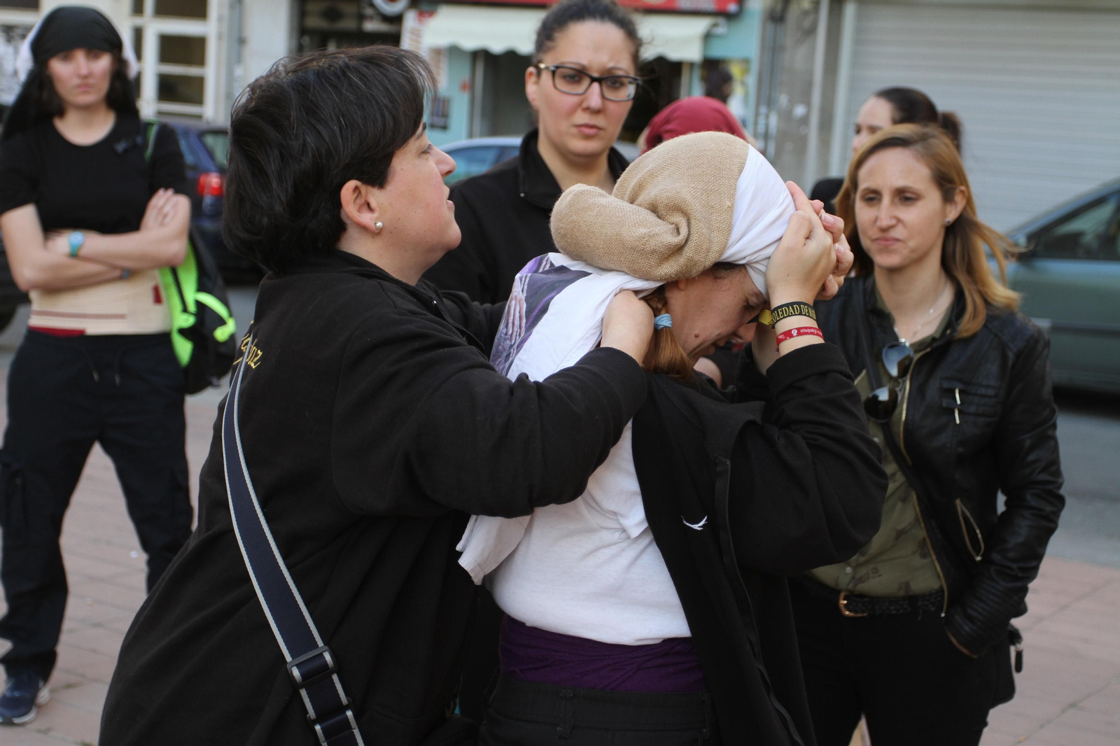 El ensayo de la cuadrilla de mujeres de la Hermandad del Santo Entierro, en imágenes