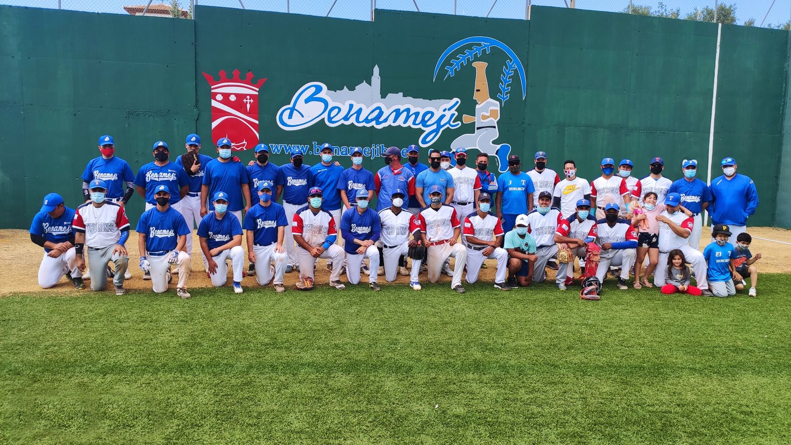La plantilla de los Tiburones de Málaga en el campo del Benamejí.