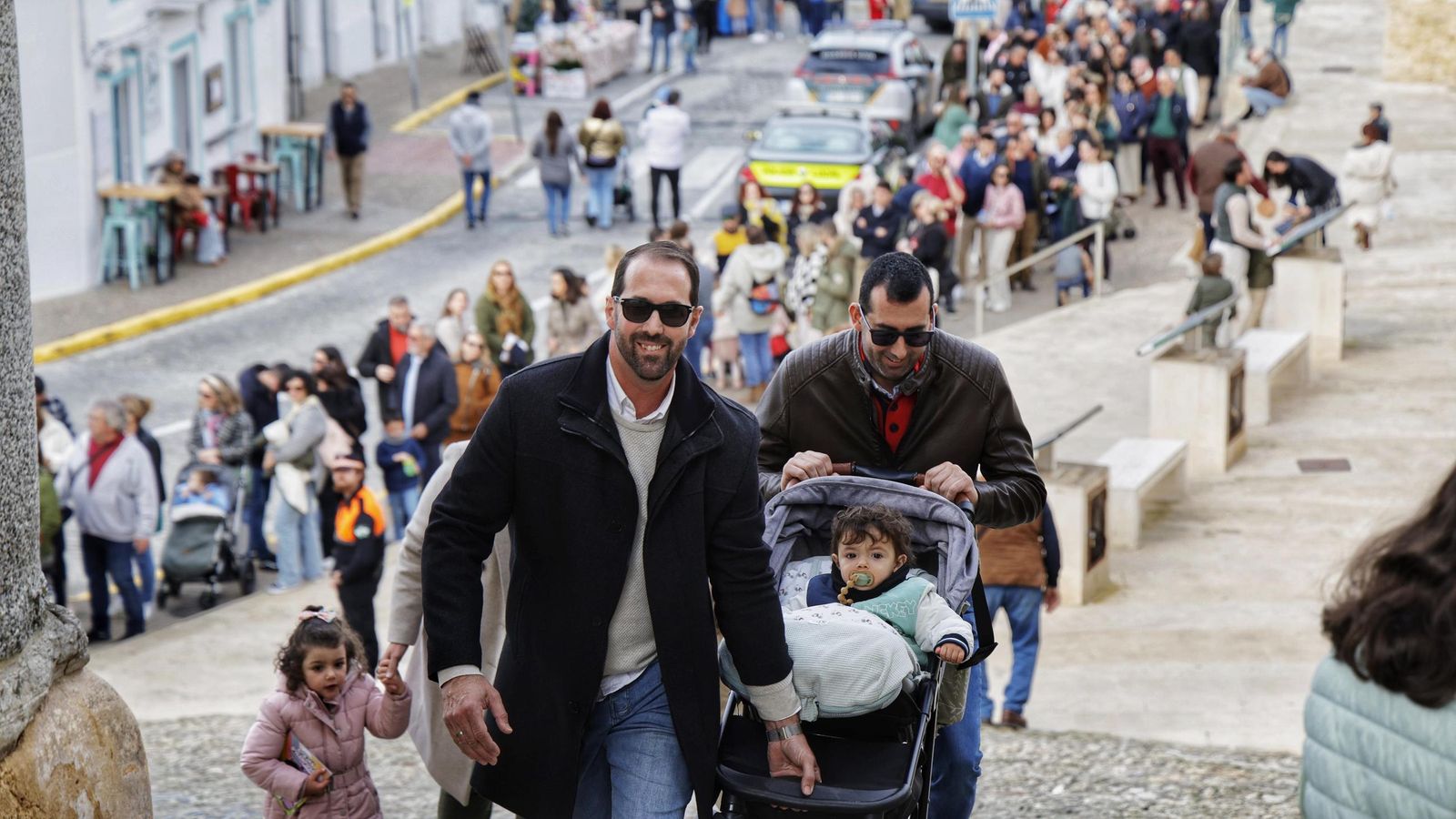 Cientos de personas guardaron cola para visitar la recreación del Belén Viviente.