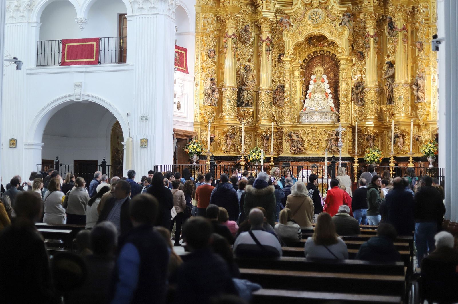 Interior de la ermita de la Virgen del Rocío.