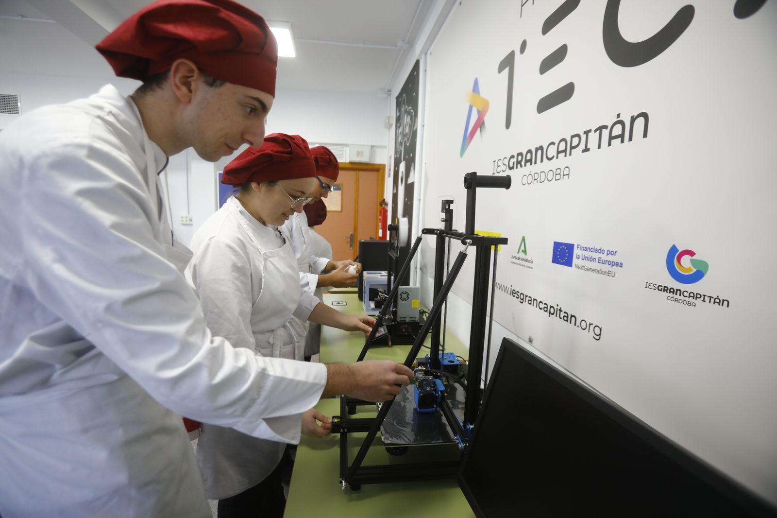 El restaurante y las cocinas del instituto Gran Capitán de Córdoba, en imágenes