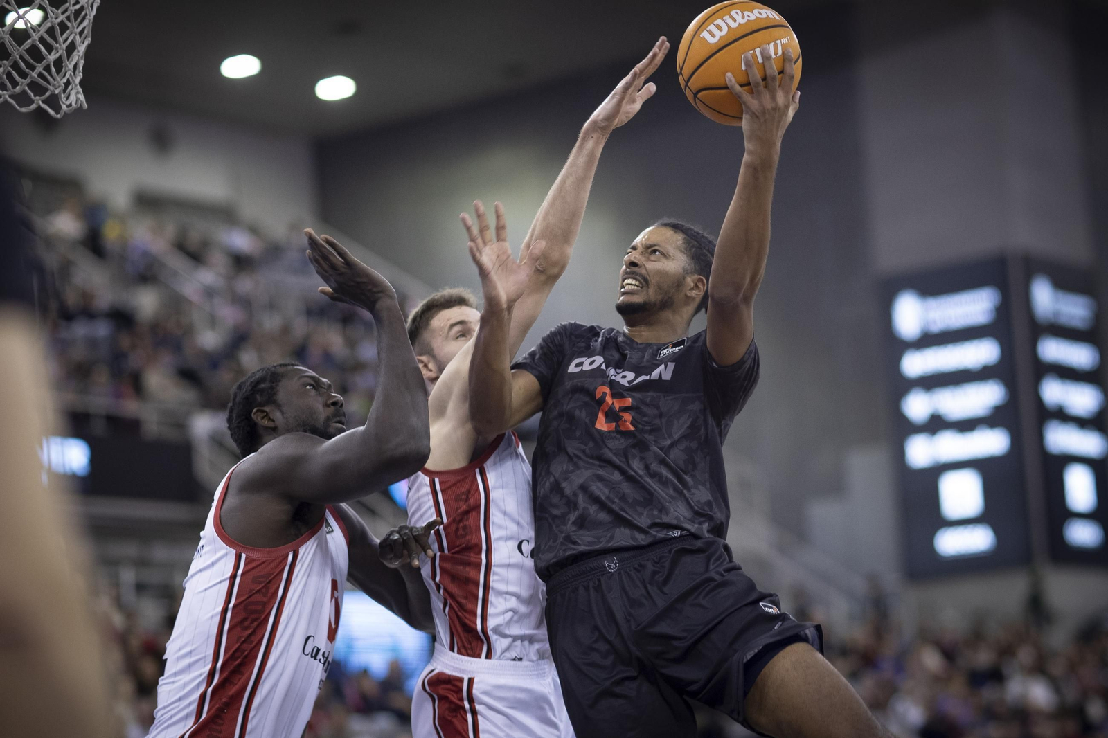 William Howard trata de anotar en su debut con el Covirán Granada.