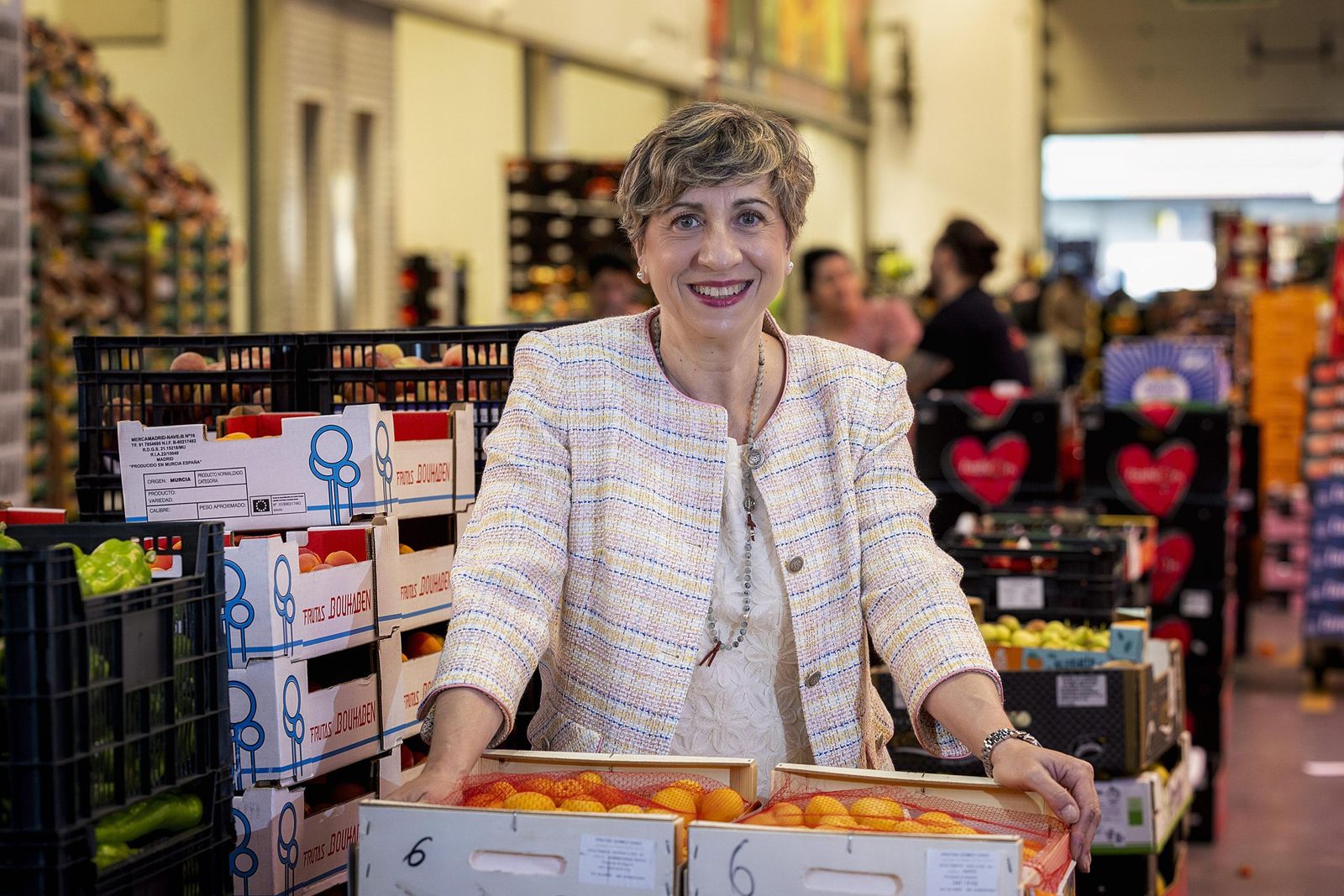 María Sánchez, ante cajas de frutas.