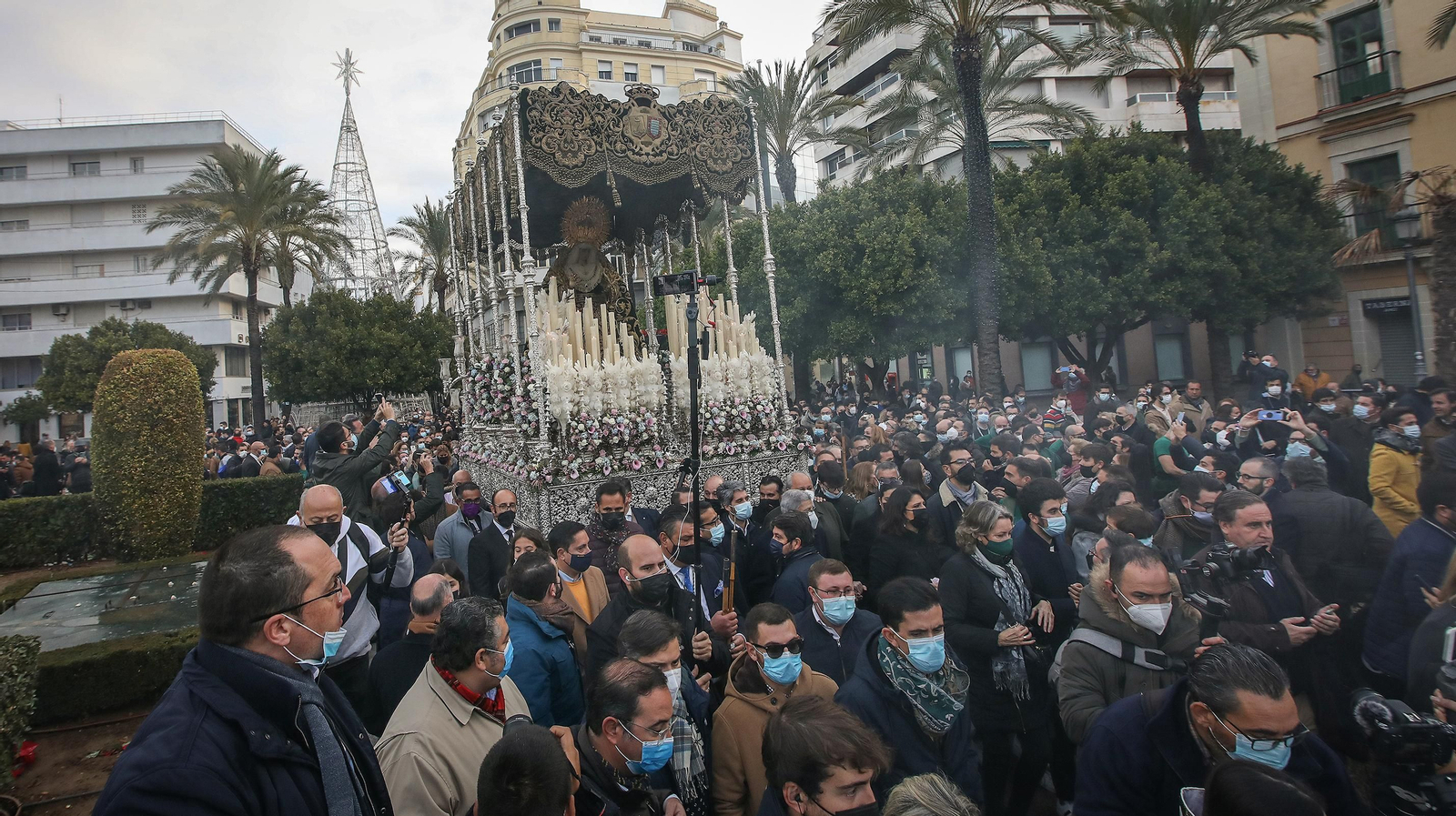 Gran ambiente cofrade en el traslado de la Virgen de la Esperanza a la Catedral