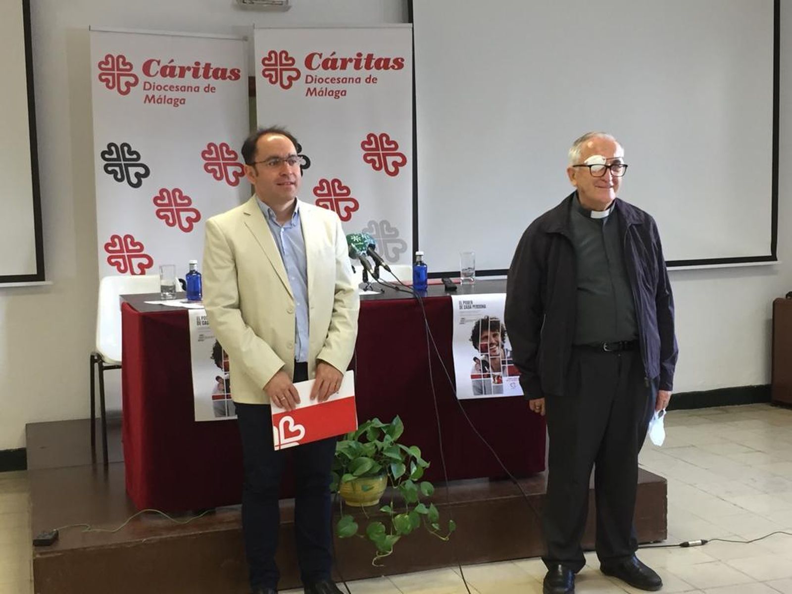 Francisco José Sánchez, director de Cáritas Málaga, y el vicario Gabriel Leal en la presentación del balance.