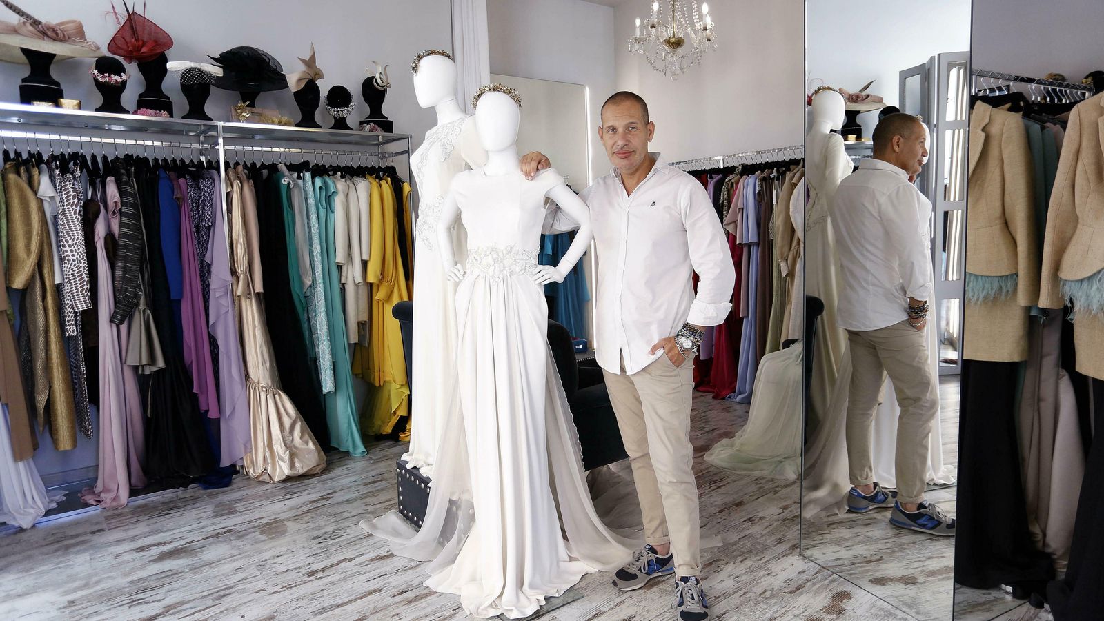 El creador malagueño junto a algunas de sus creaciones.