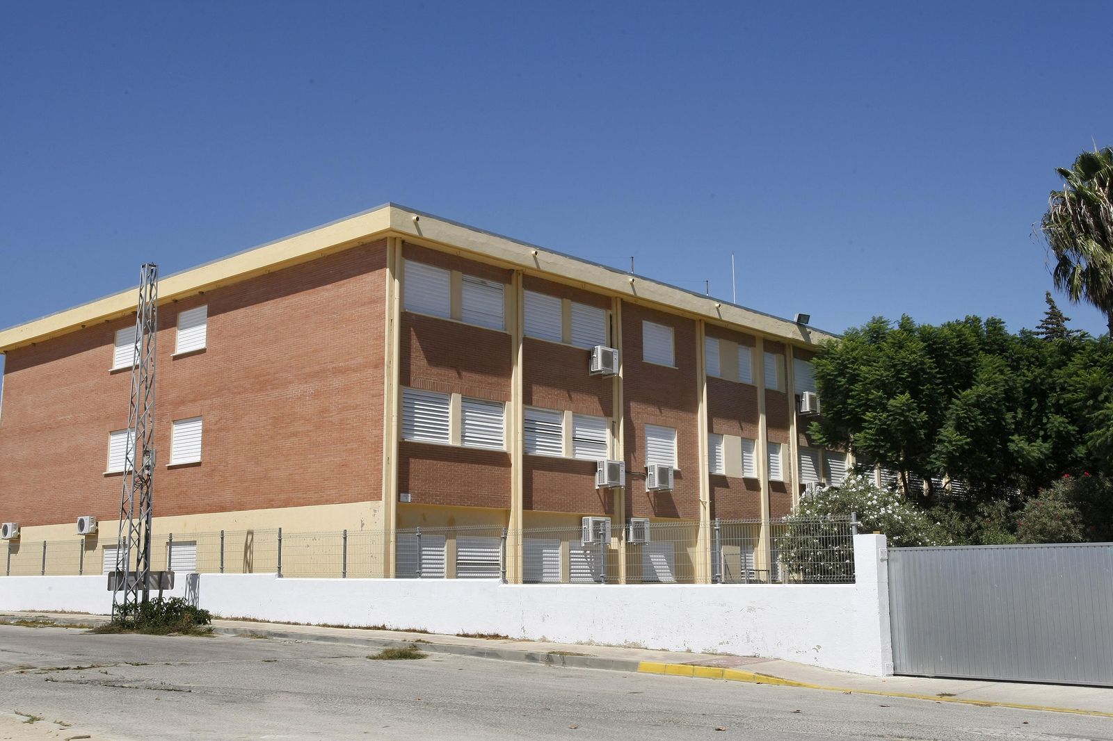 La sede oficial de la Escuela Oficial de Idiomas de El Puerto está en el IES Las Banderas, junto al recinto ferial.