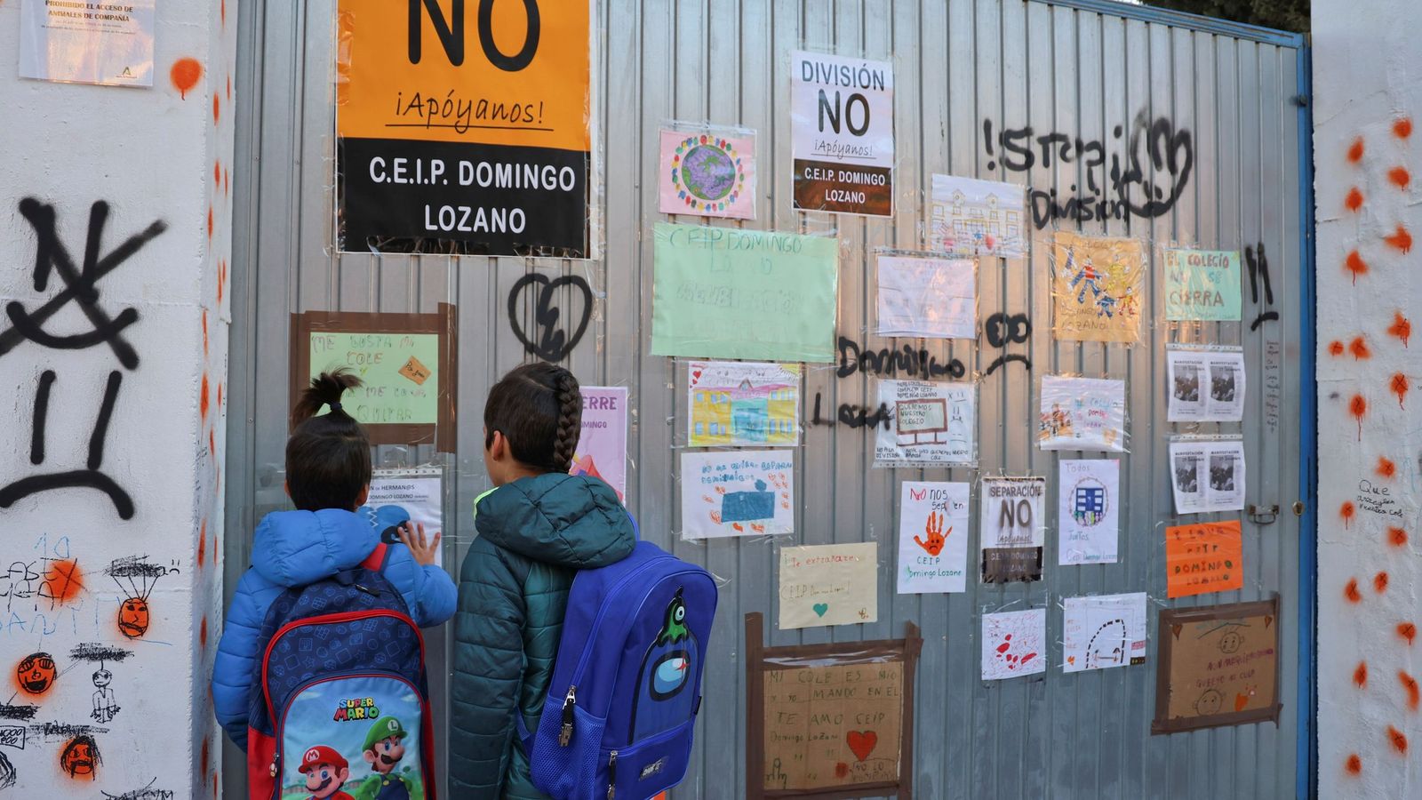 Protestas en el Domingo Lozano contra la división de los alumnos.