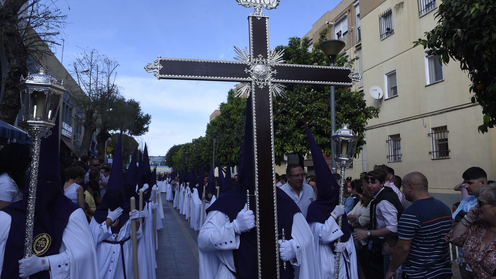 Pino Montano: La primera cruz de guía en la calle con nazarenos