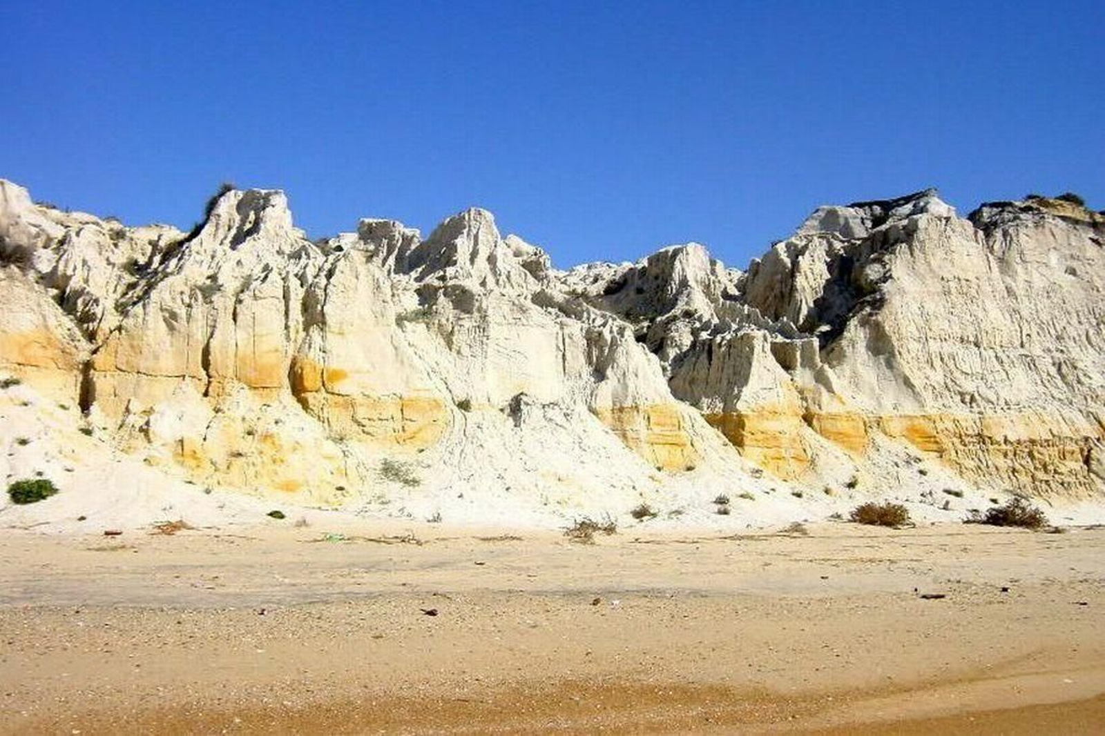 Monumento natural acantilado del Asperillo en el término municipal de Almonte.