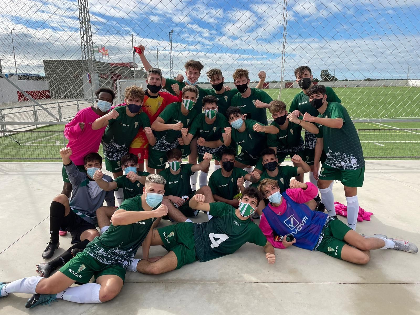 Los jugadores del CCF celebran su triunfo en el Doro Stadium.