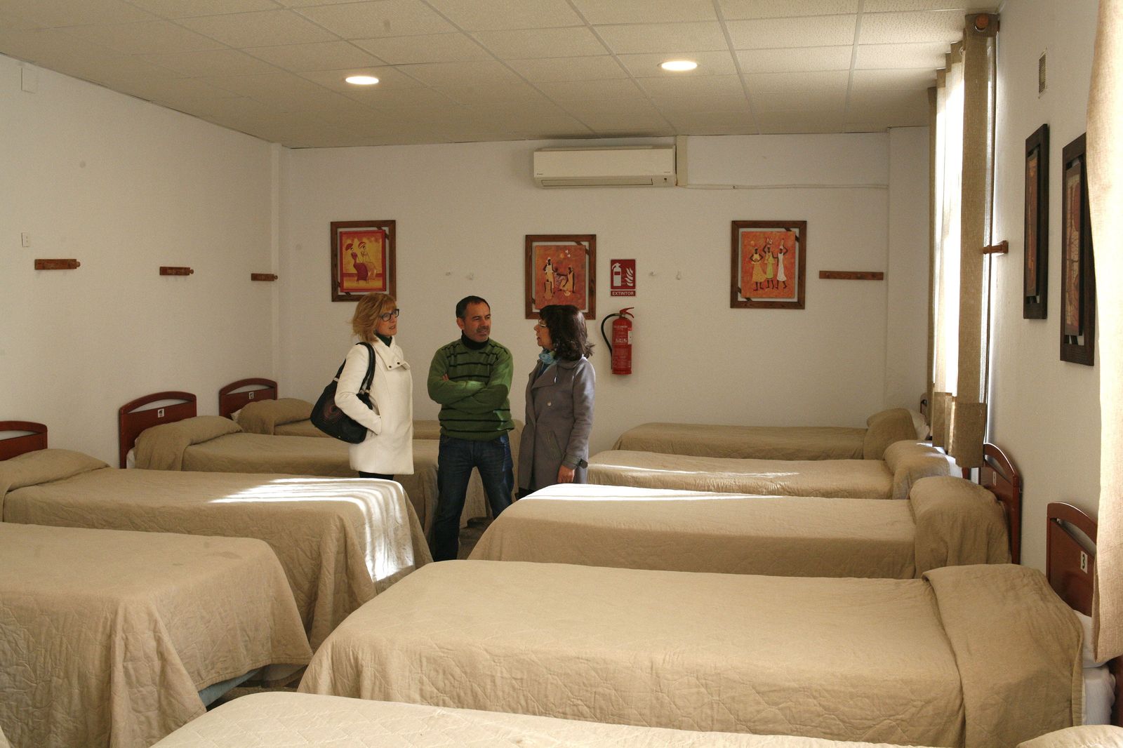 La teniente de alcaldesa Carmen Collado inspecciona la obra una vez finalizada.