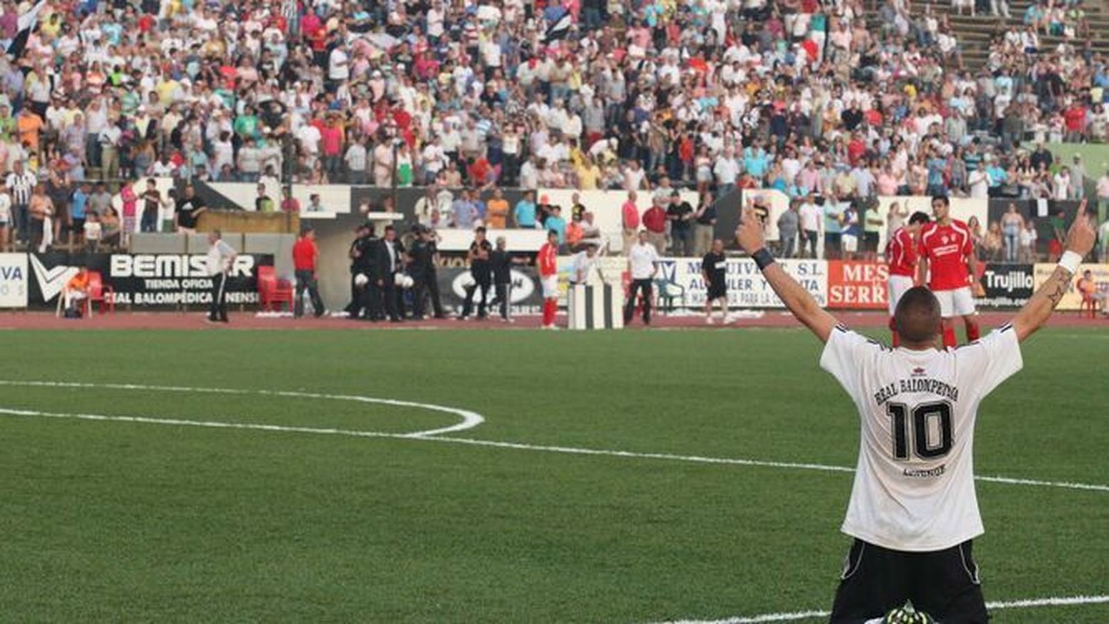 Copi celebra ante una grada atestada el ascenso de 2011