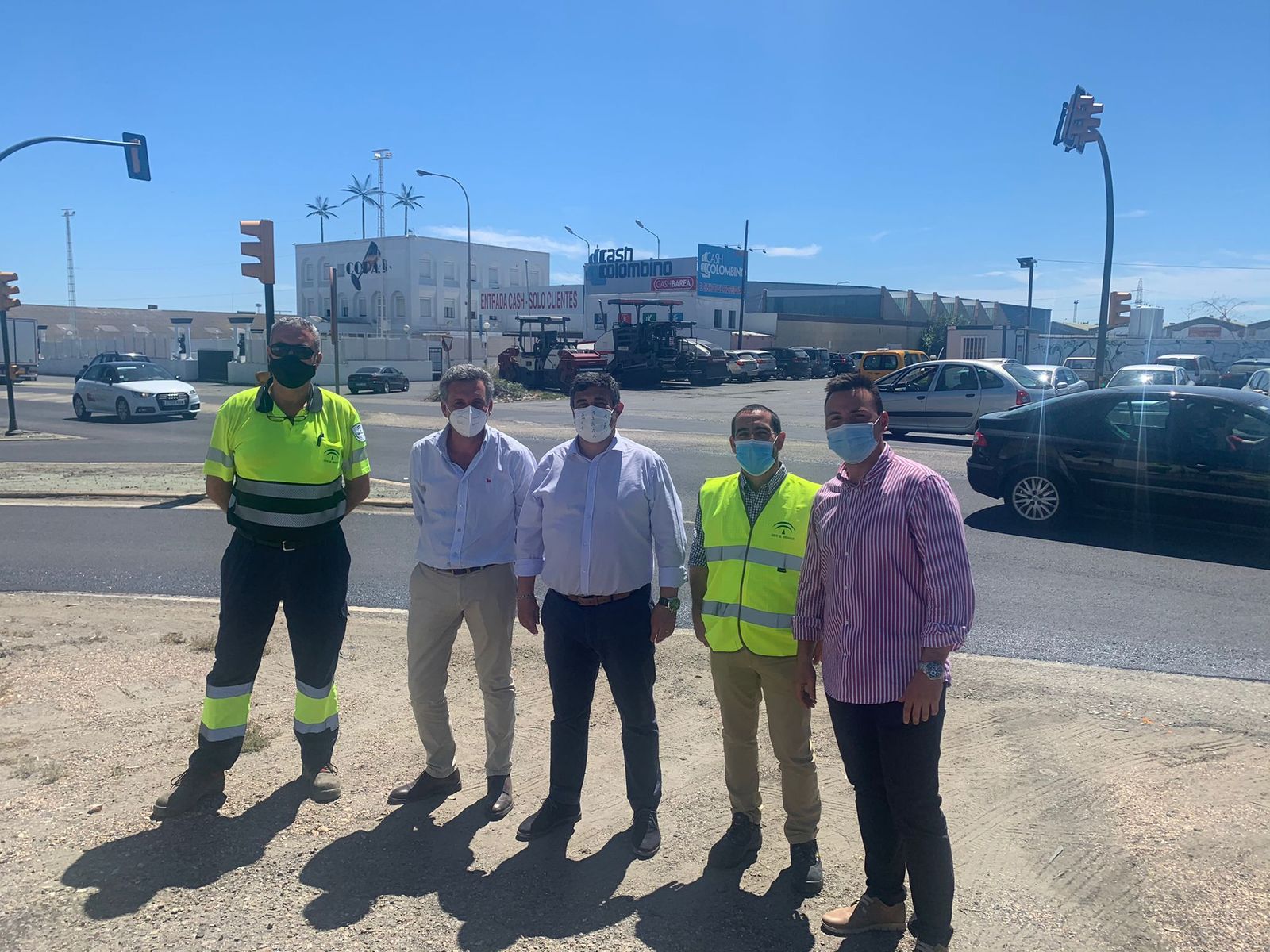 El delegado de Fomento, centro, durante su visita a las obras.