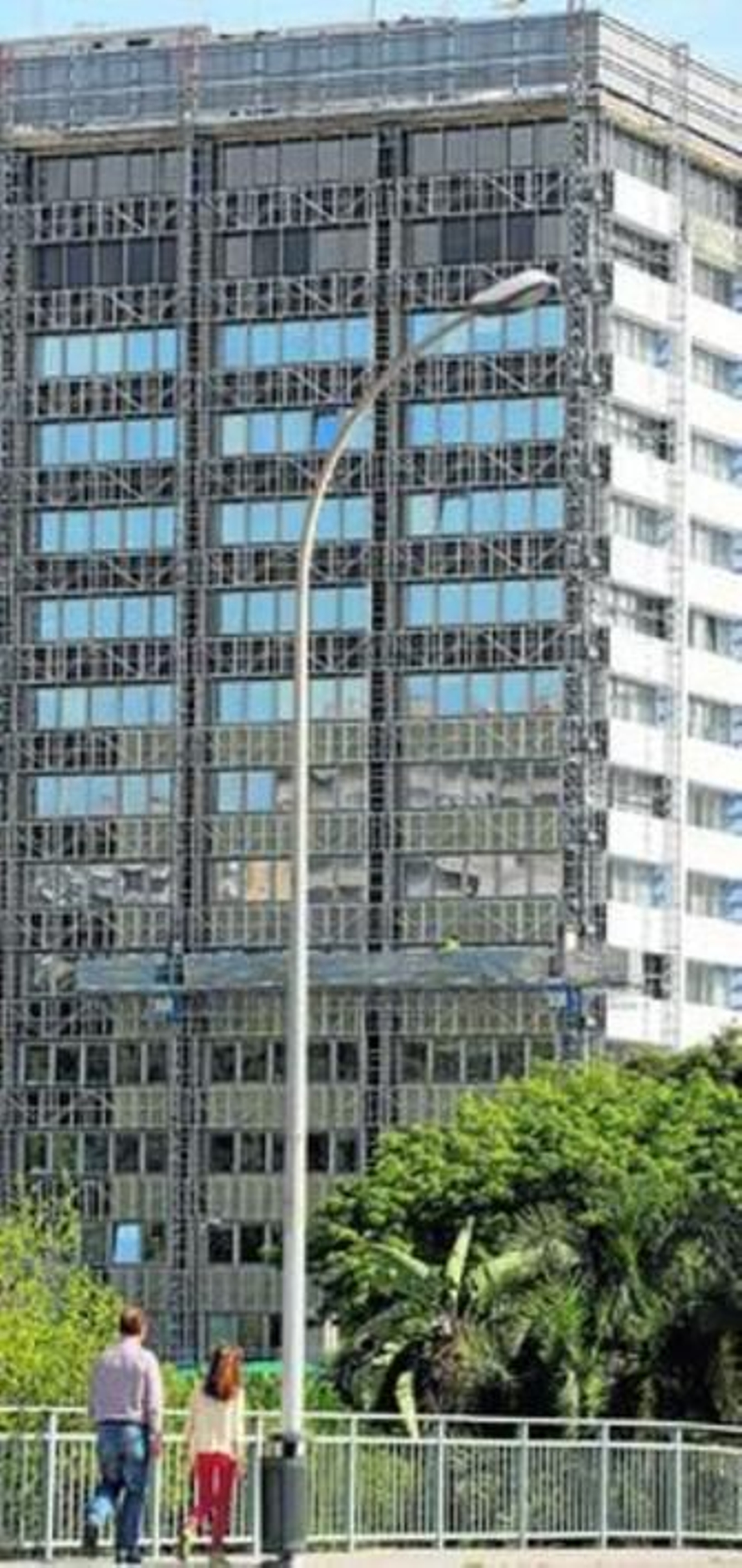 A la izquierda, recreación del proyecto; a la derecha, el estado de los trabajos.