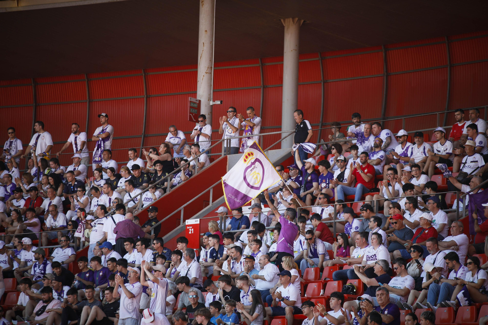 La afición lagarta tiñe de blanco y morado el Power Horse Stadium, en imágenes La afición lagarta tiñe de blanco y morado el Power Horse Stadium, en imágenes