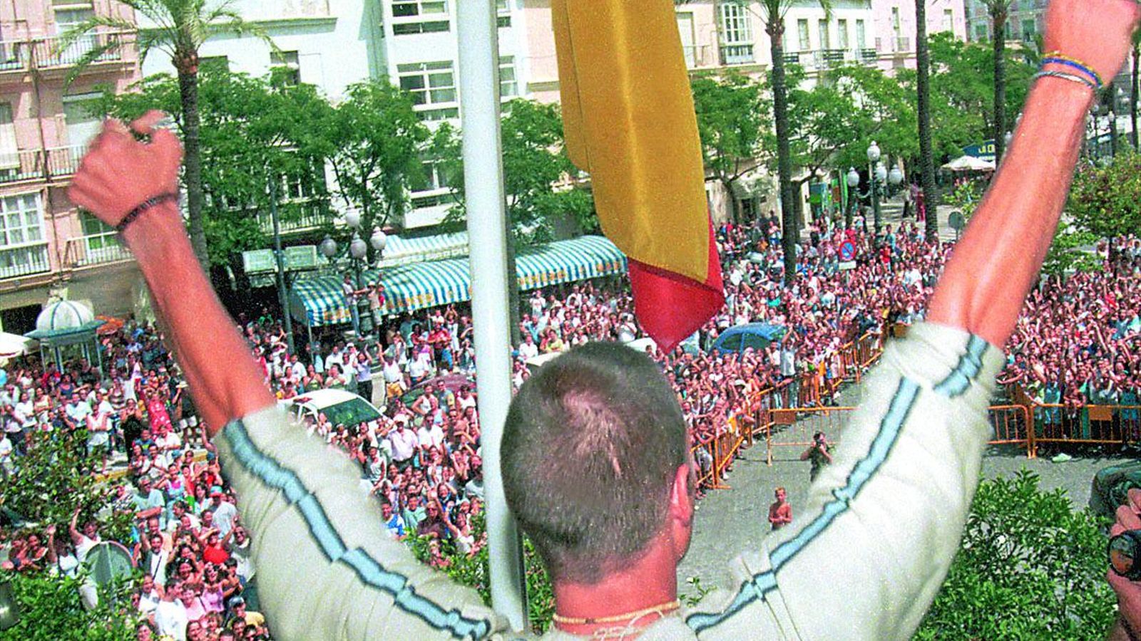 Ismael Beiro saluda en la plaza de San Juan de Dios tras ganar 'Gran Hermano' en el julio de 2000 Ismael Beiro saluda en la plaza de San Juan de Dios tras ganar 'Gran Hermano' en el julio de 2000