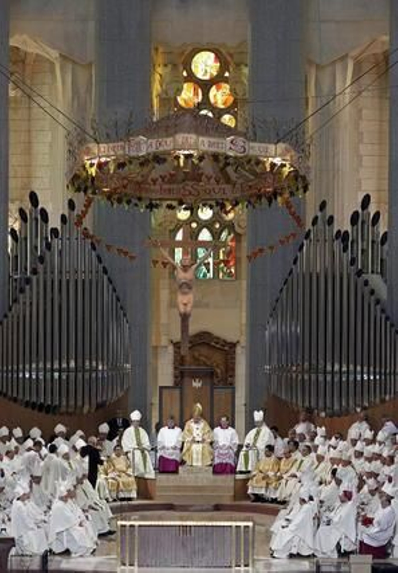 El papa Benedicto XVI bendice la Sagrada Familia de Barcelona y celebra una multitudinaria misa en su interior. 

Foto: EFE