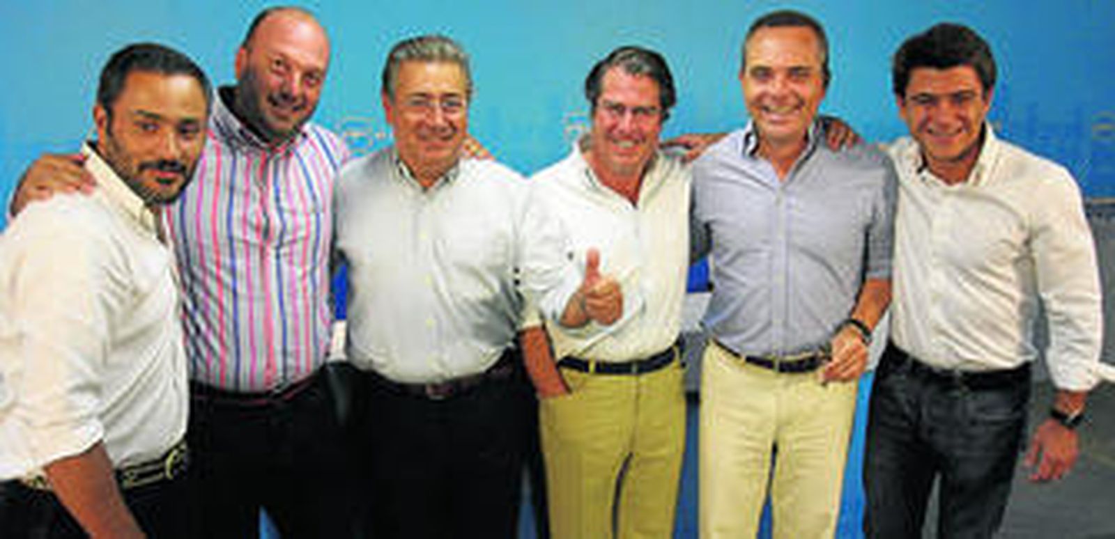 Zoido, ayer, con su equipo de campaña: Santiago Martínez-Vares, Curro Pérez, Gregorio Serrano, Juan Bueno y Beltrán Pérez.