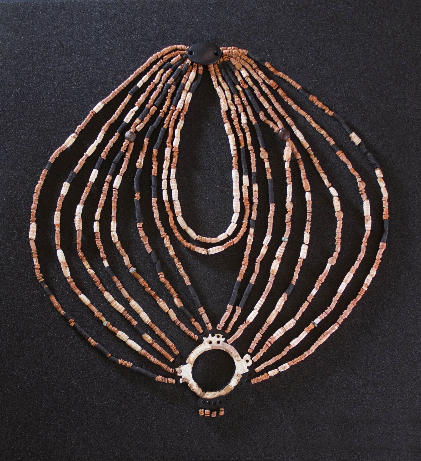 Investigadores del CSIC hallan un collar de hace 9.000 años en un yacimiento en Jordania