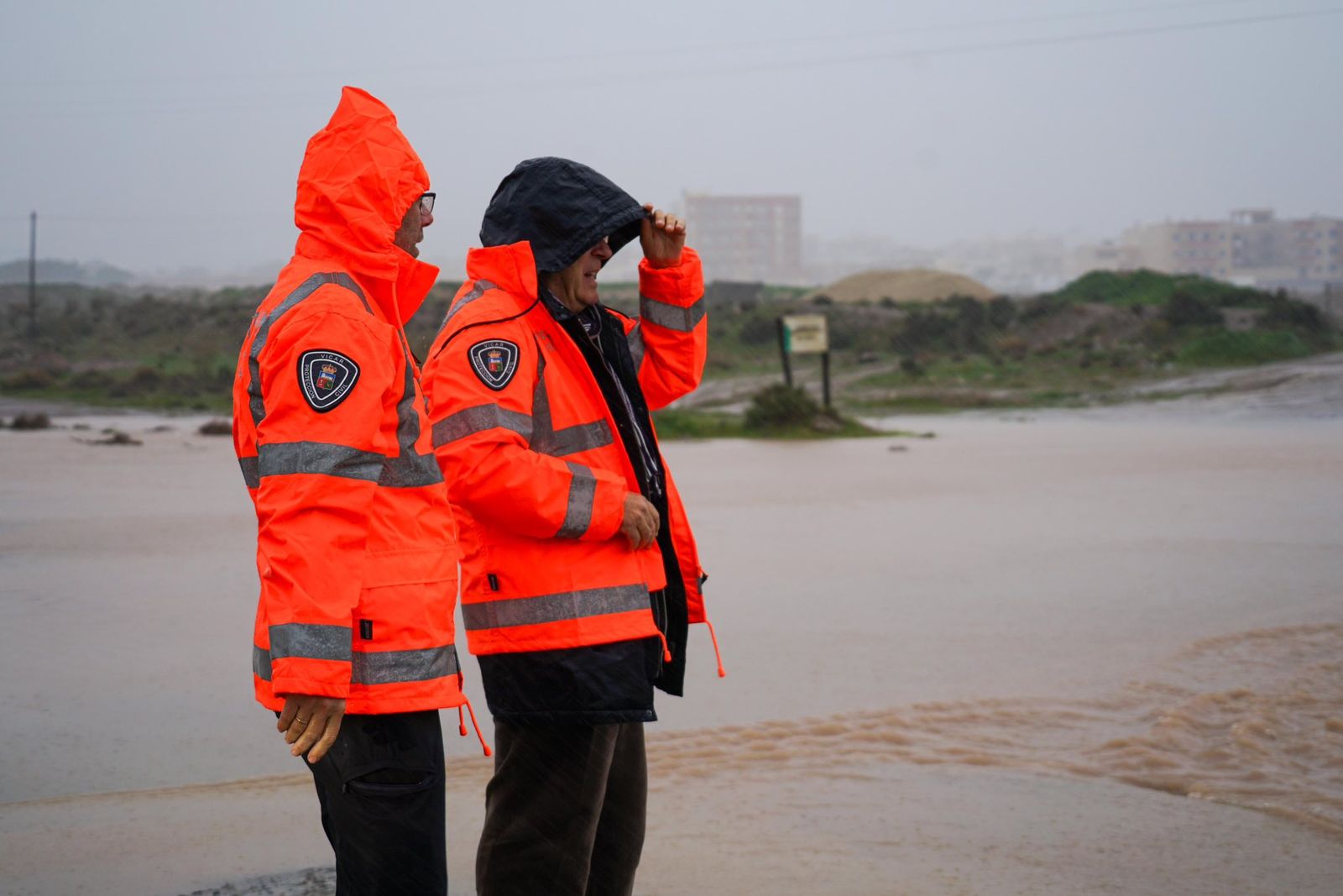 Fuertes lluvias cercanas a los 50 litros por metro cuadrado han inundado Vícar este miércoles.