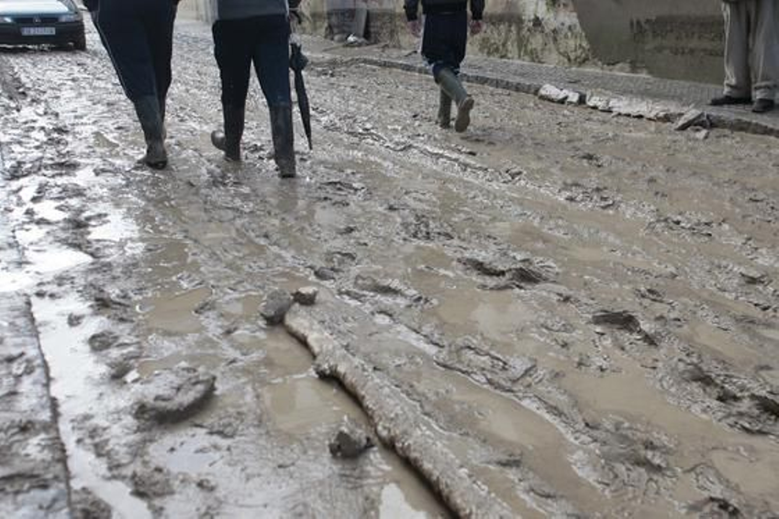 Tareas de limpieza de lodo en Écija.

Foto: Juan Carlos Muñoz