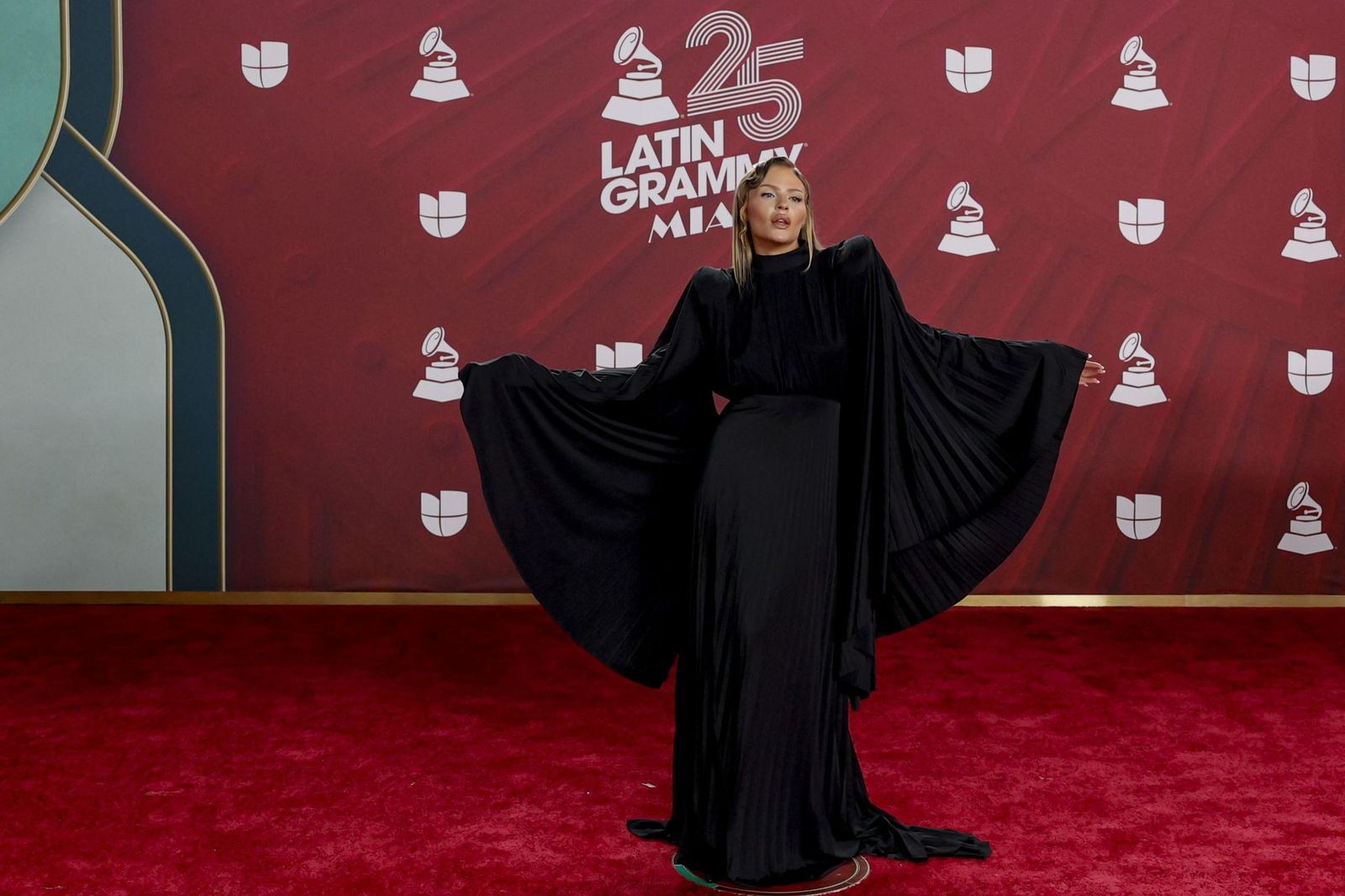 Todos los famosos, tendencias y curiosidades en la alfombra roja de la 25 edición de los Grammy Latinos