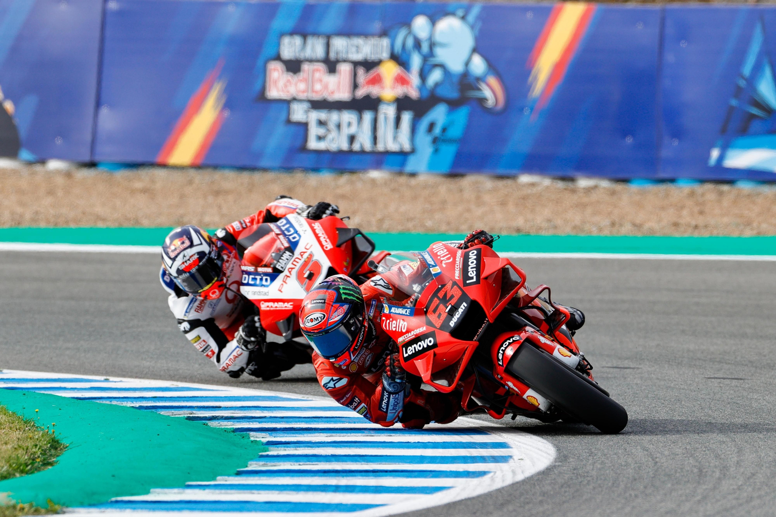 Pecco Bagnaia rueda por delante de Johann Zarco. Pecco Bagnaia rueda por delante de Johann Zarco.