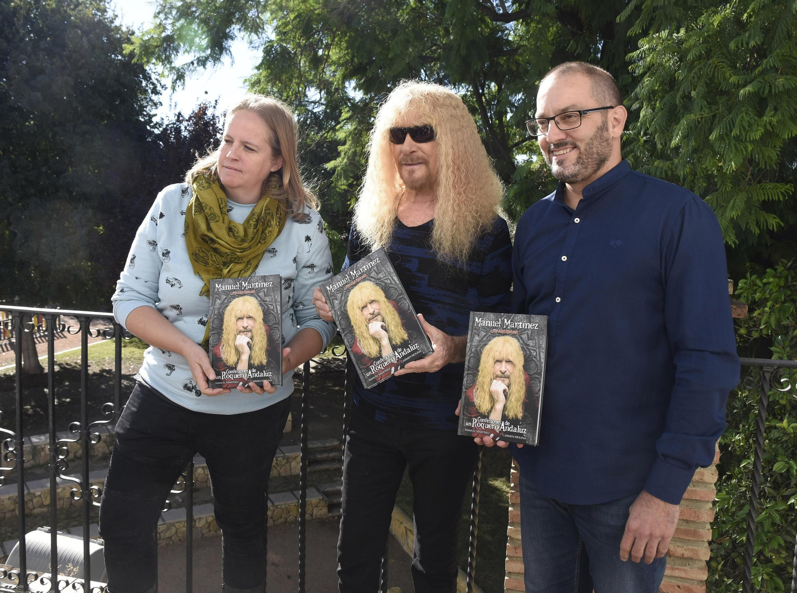 Manuel Martínez posa junto a Carmen Molina y a David Luque con el libro que repasa su biografía.