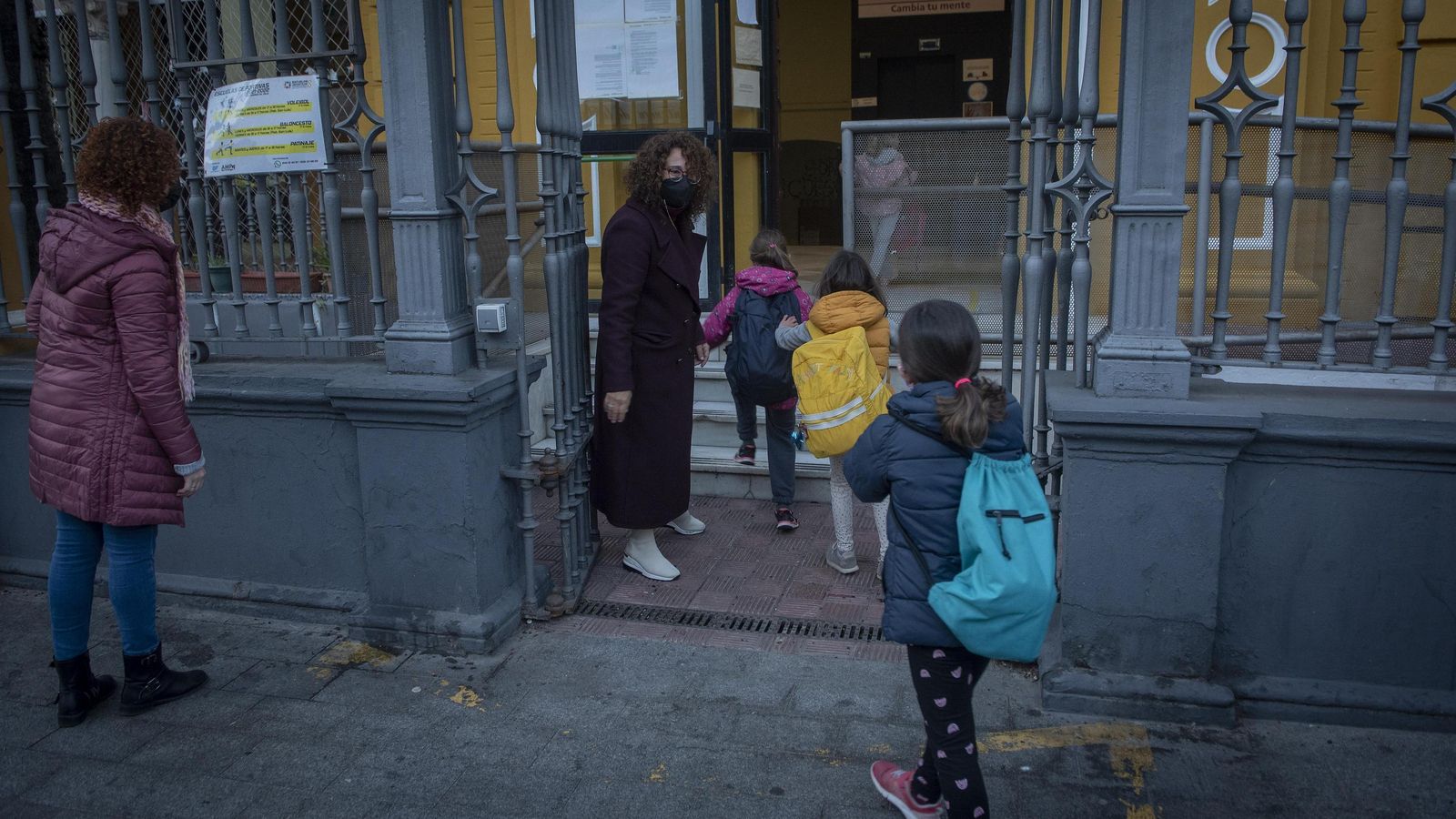 Varios niños entran en el CEIP Jardines del Valle para iniciar el segundo trimestre.