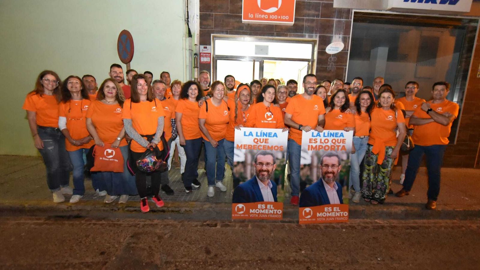 La candidatura de La Línea 100x100, antes de comenzar la pegada de carteles.