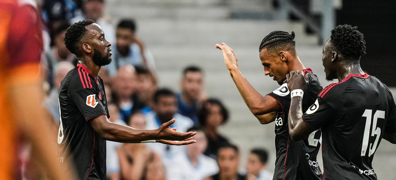 Sow le agradece a Lukébakio el pase previo a su golazo en presencia de Akor Adams.