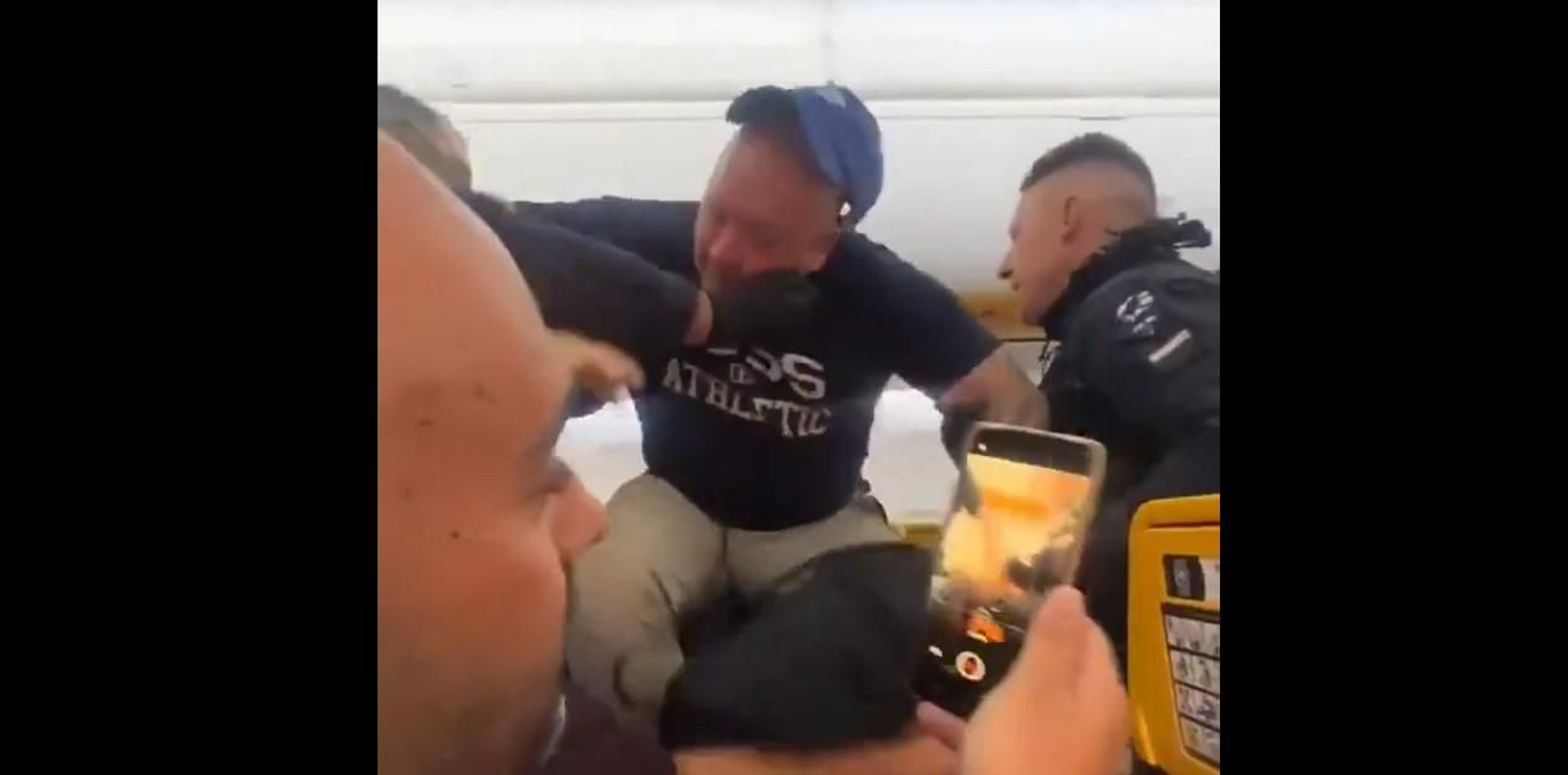 La policía tuvo que intervenir para desalojar a varios pasajeros en estado de embriaguez