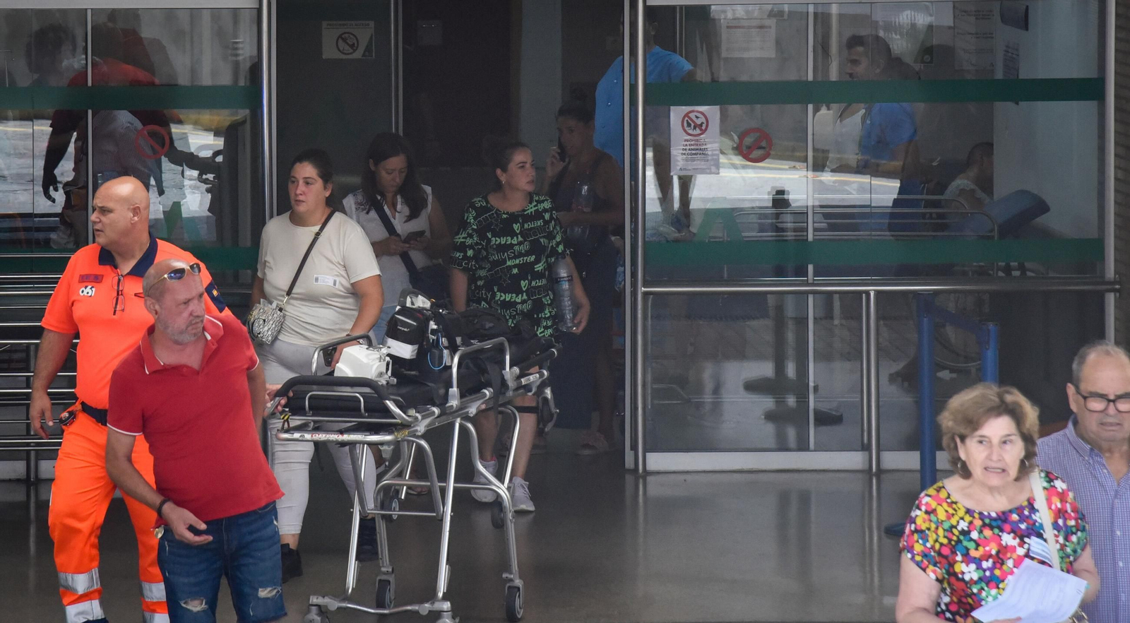 Puerta de acceso a la unidad de Urgencias del Hospital Virgen del Rocío.