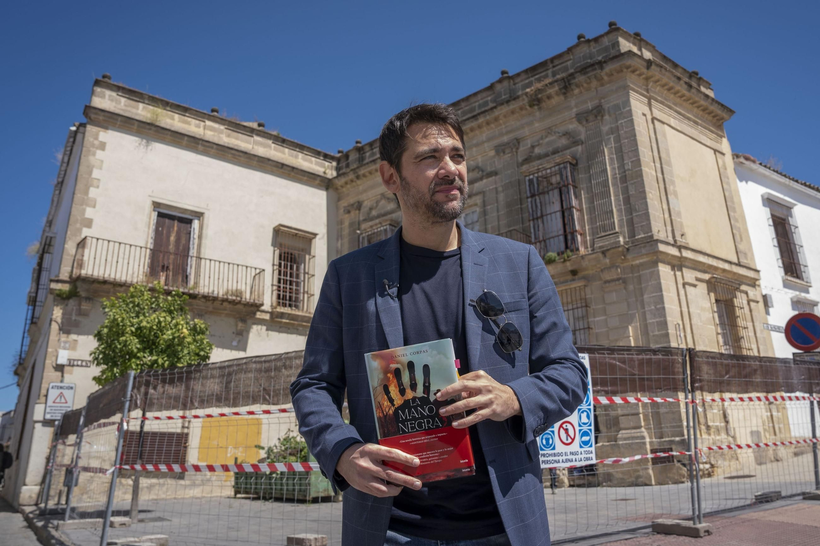 Daniel Corpas, en la Plaza Balén con el libro ‘La mano Negra’ que presentará el viernes 3 en los Claustros.