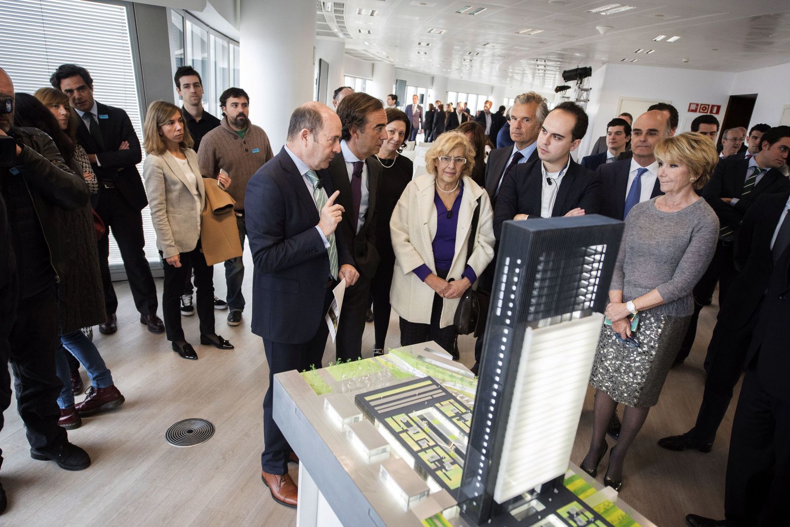 Manuela Carmena, Juan Villar-Mir y Esperanza Aguirre, en la presentación de la quinta torre de la Castellana.