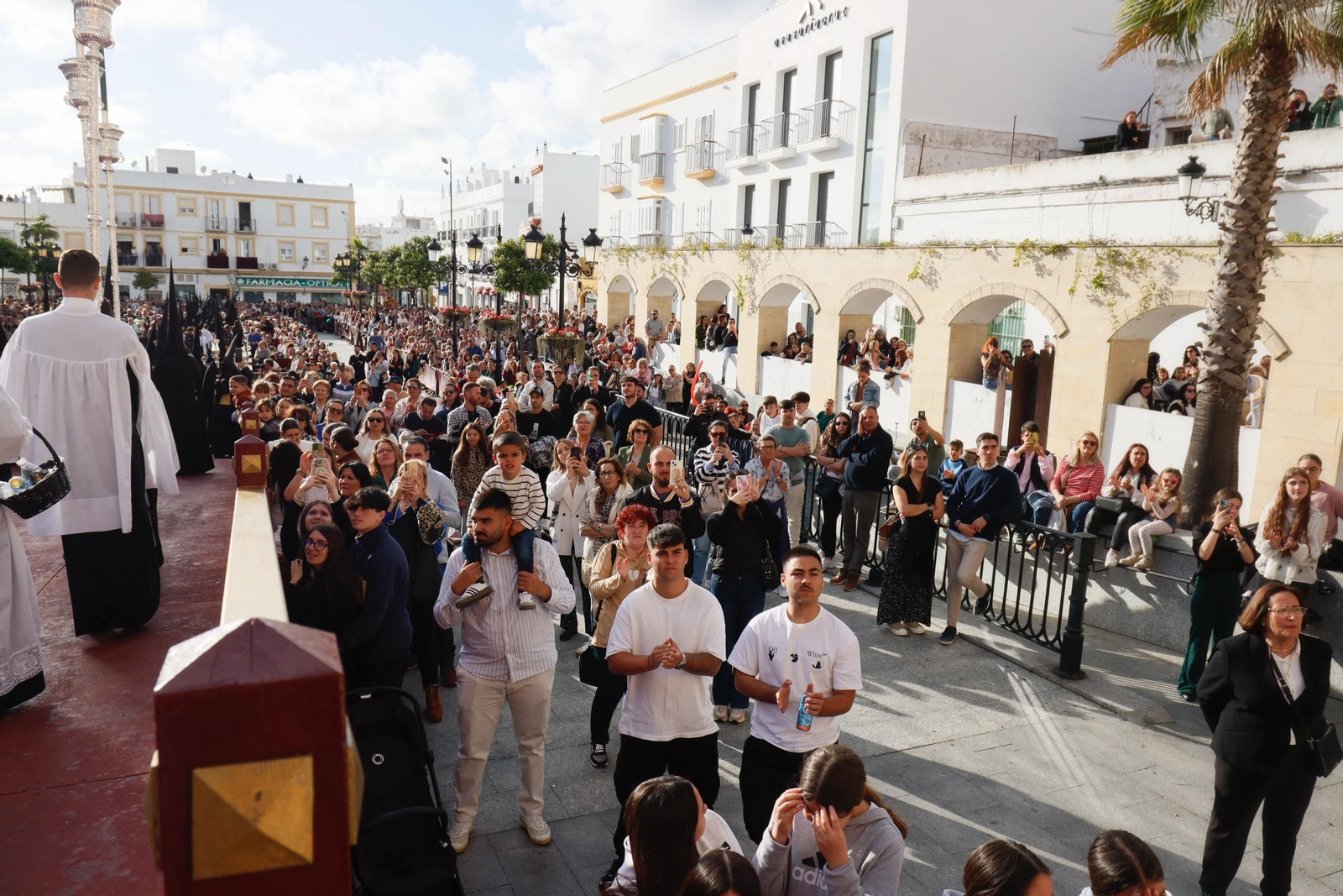Imágenes de la salida de la Vera Cruz en la Semana Santa de Chiclana 2025