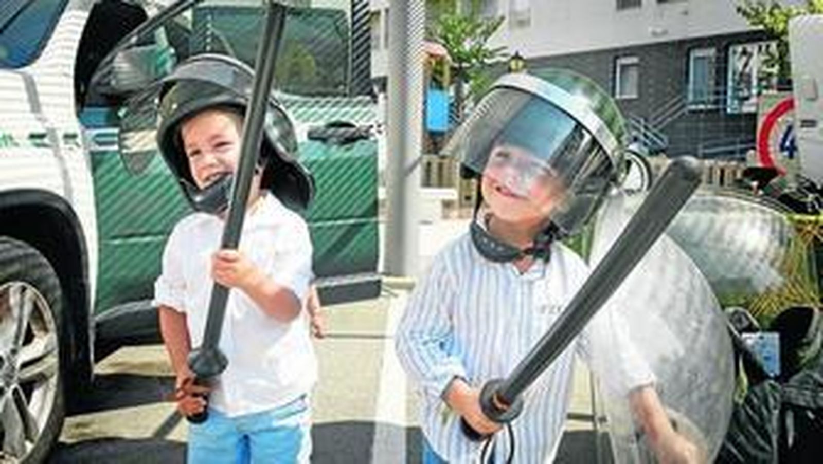 Dos niños, con material antidisturbios en las jornadas de puertas abiertas de la Comandancia.