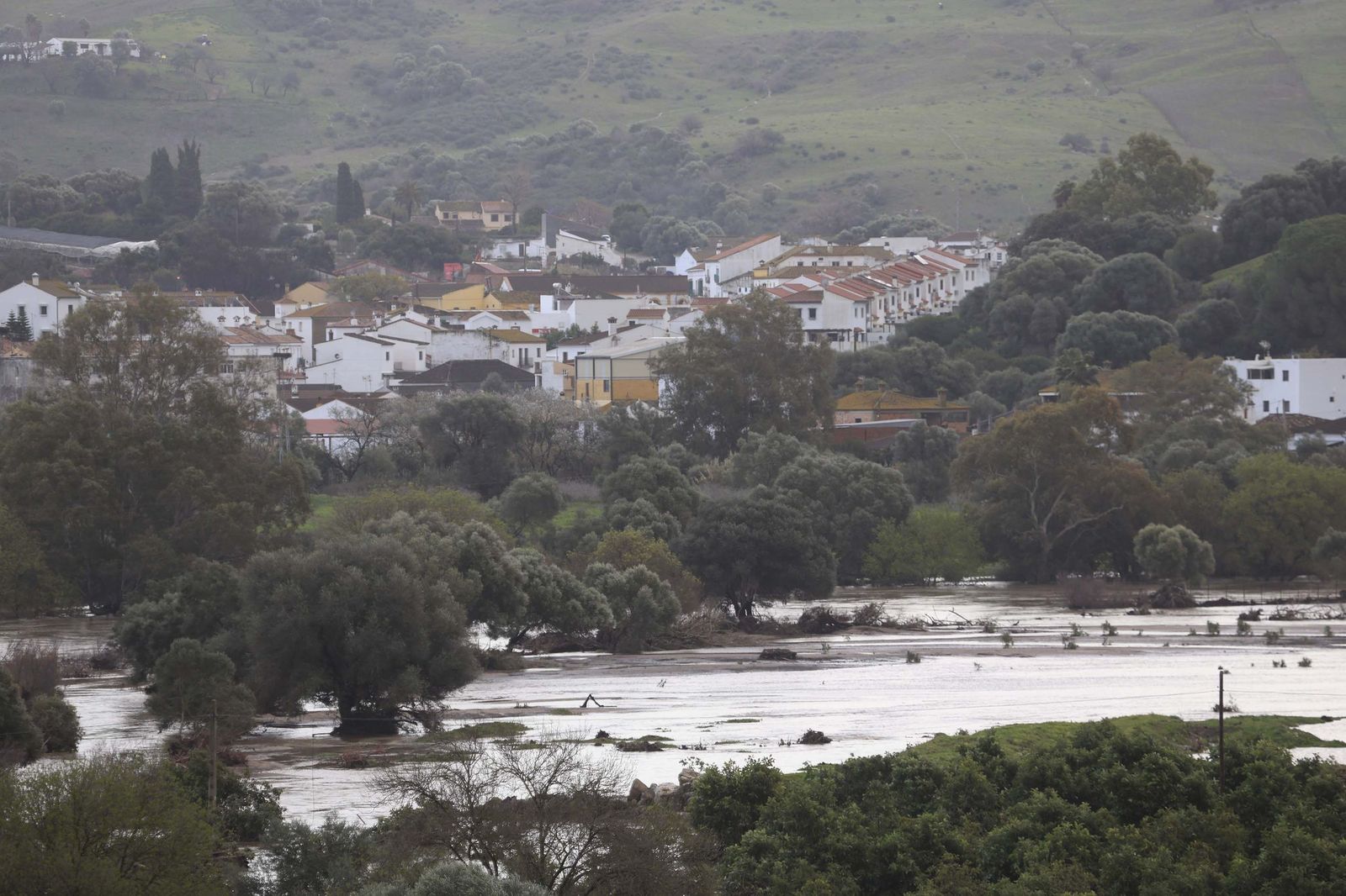 Jimena aguarda una madrugada en vilo ante la previsión de más lluvias por las borrascas Joseph y Kristin