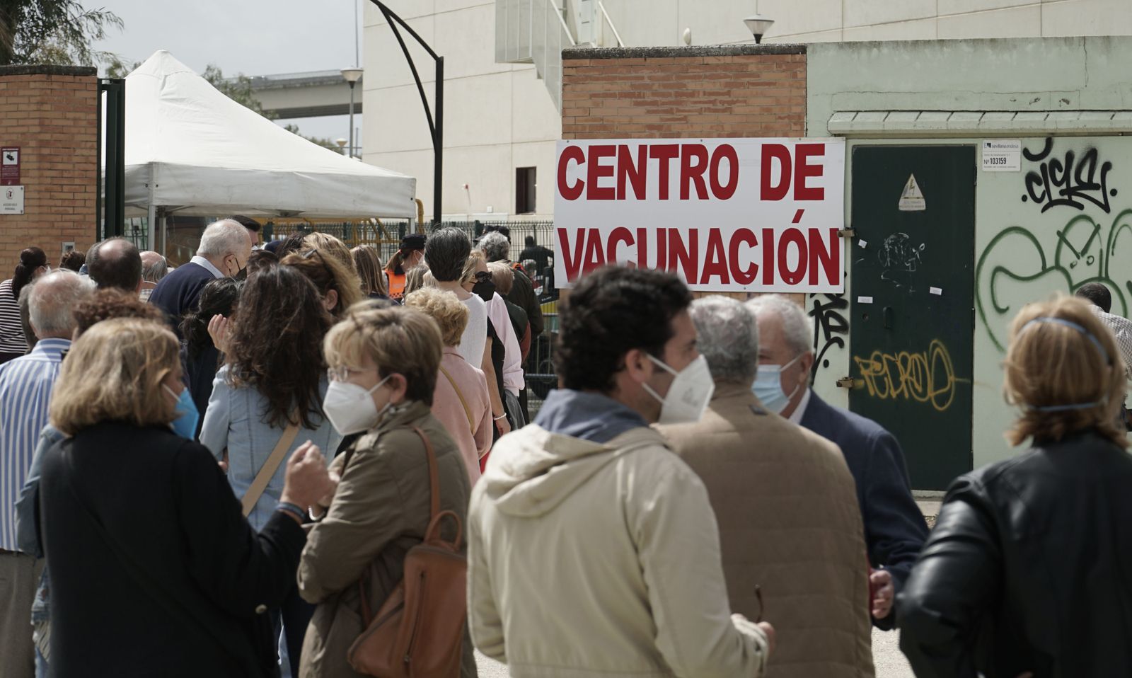 Las colas este Jueves Santo en el pabellón deportivo de Los Bermejales.